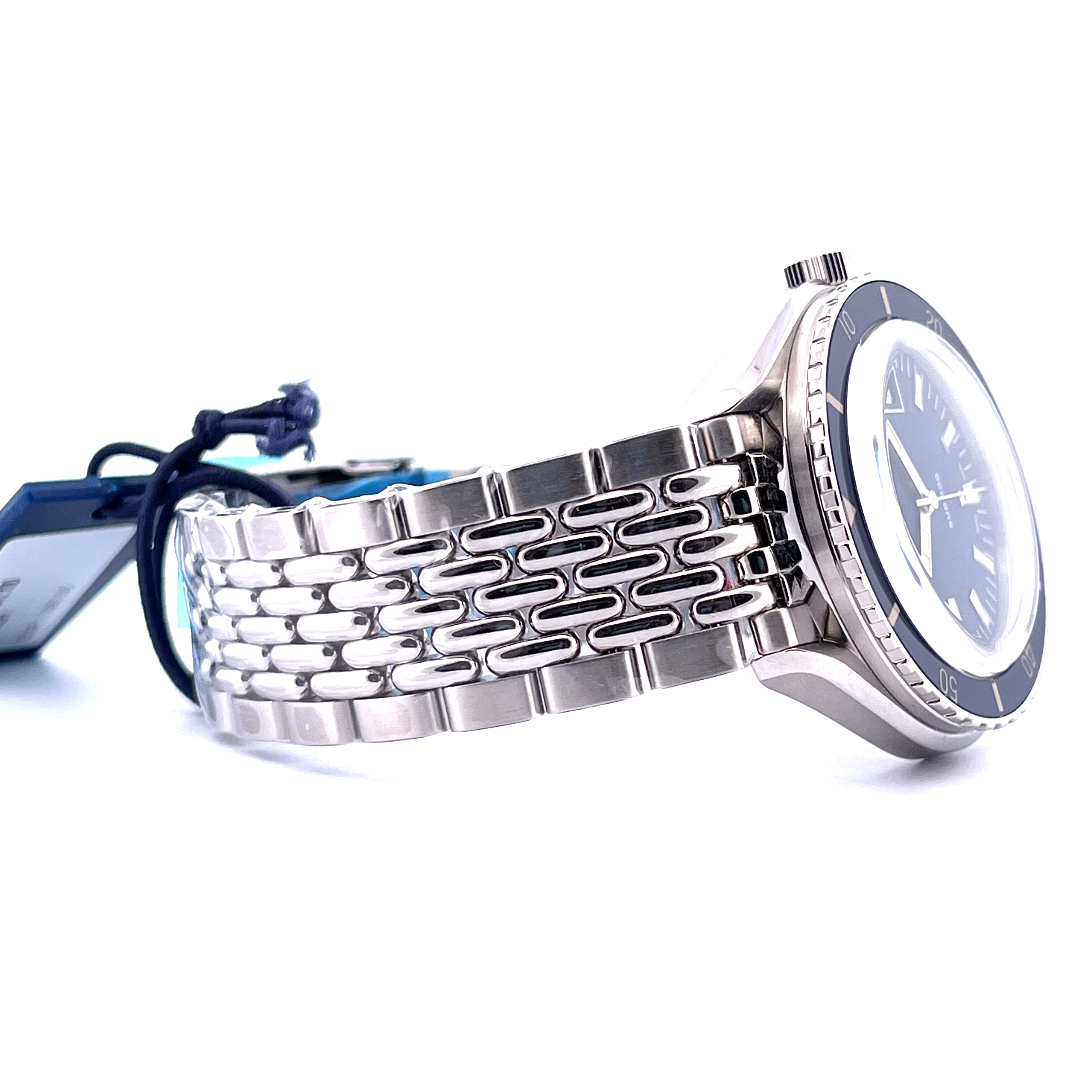 Doxa Sub 200 Caribbean Blue Armbanduhr im Profil auf weißem Hintergrund