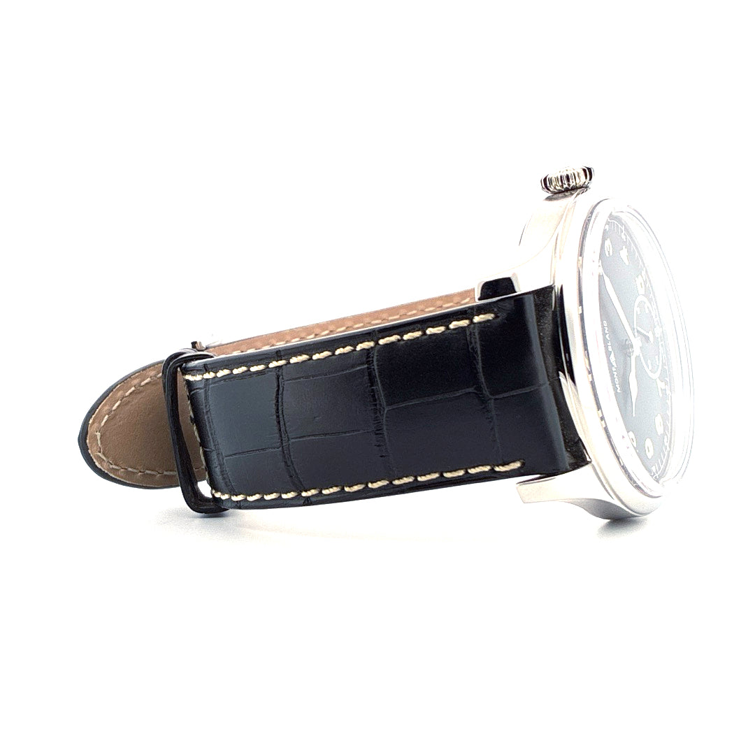 Montblanc Small Second 1858 neu (2025) im Detail mit schwarzem Kroko-Lederarmband und Edelstahlgehäuse