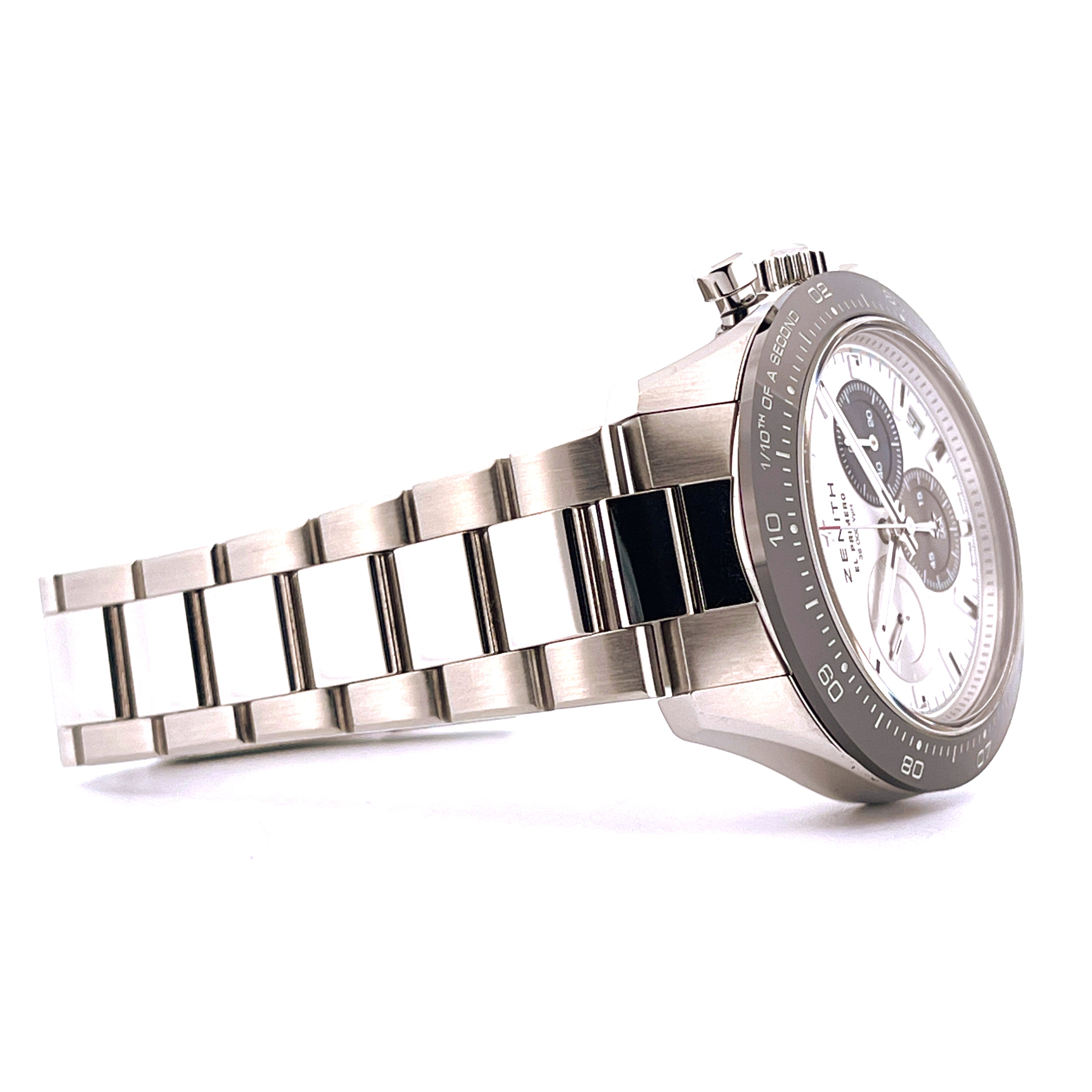Seitenansicht einer Zenith Chronomaster Sport 2021 Edelstahl Automatik Uhr mit silbrigem Zifferblatt