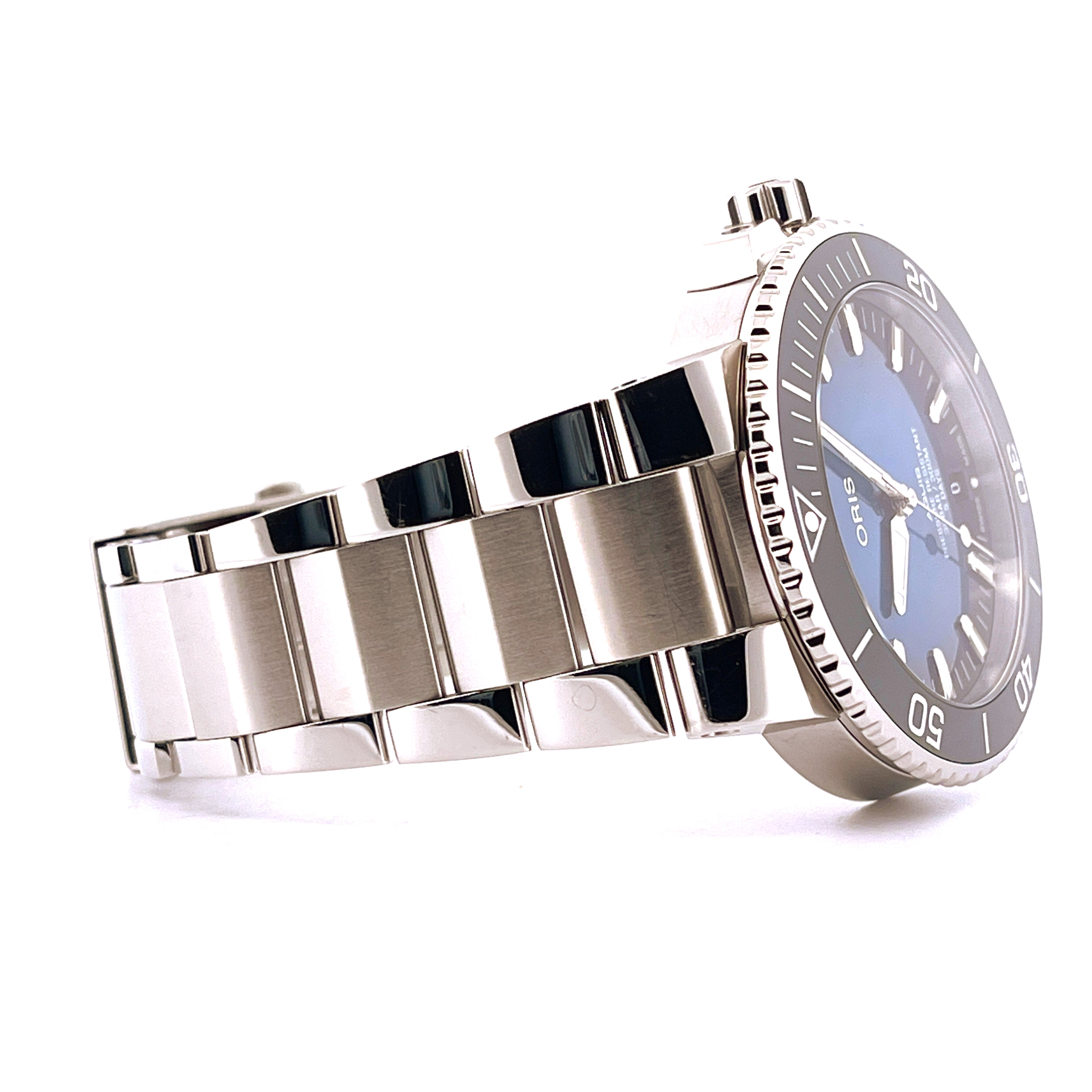 Oris Aquis Date Calibre 400 aus Edelstahl mit blauem Zifferblatt in Seitenansicht auf weißem Hintergrund