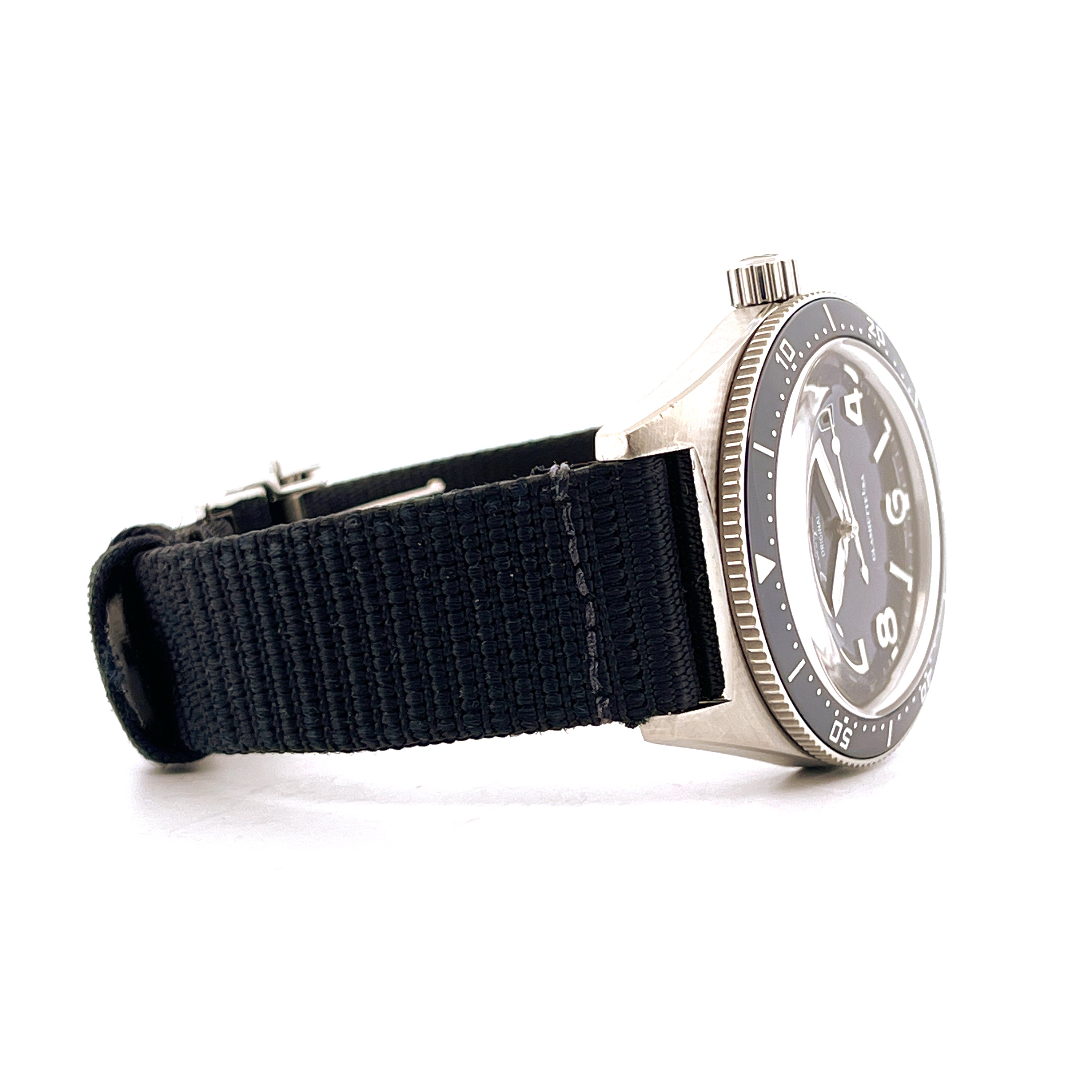 Glashütte Original Seaq Blue 39,5mm Automatikuhr mit schwarzem Textilarmband in Seitenansicht
