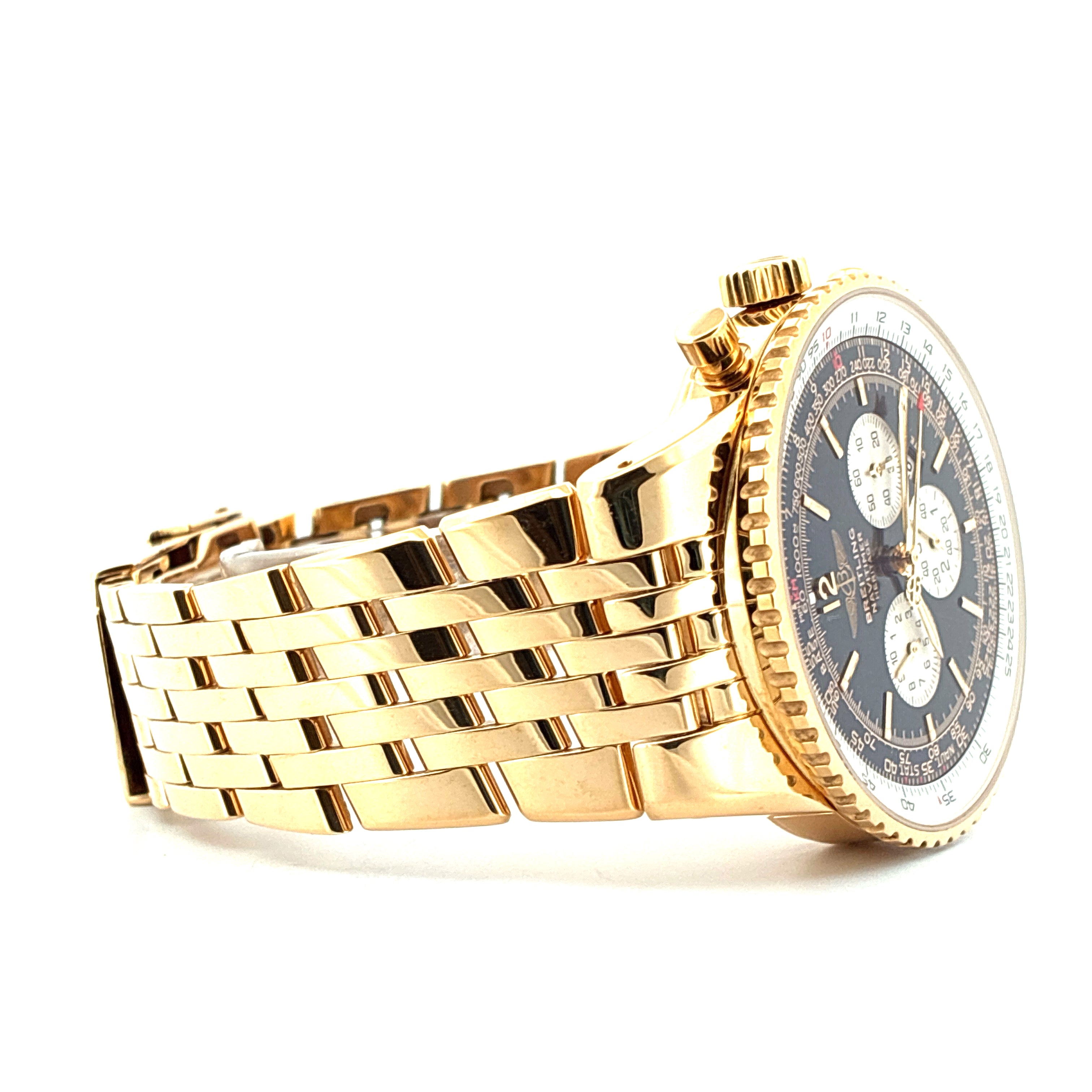 Eine Breitling Navitimer Heritage in Gelbgold mit dunklem Zifferblatt und goldenem Gliederarmband auf weißem Hintergrund