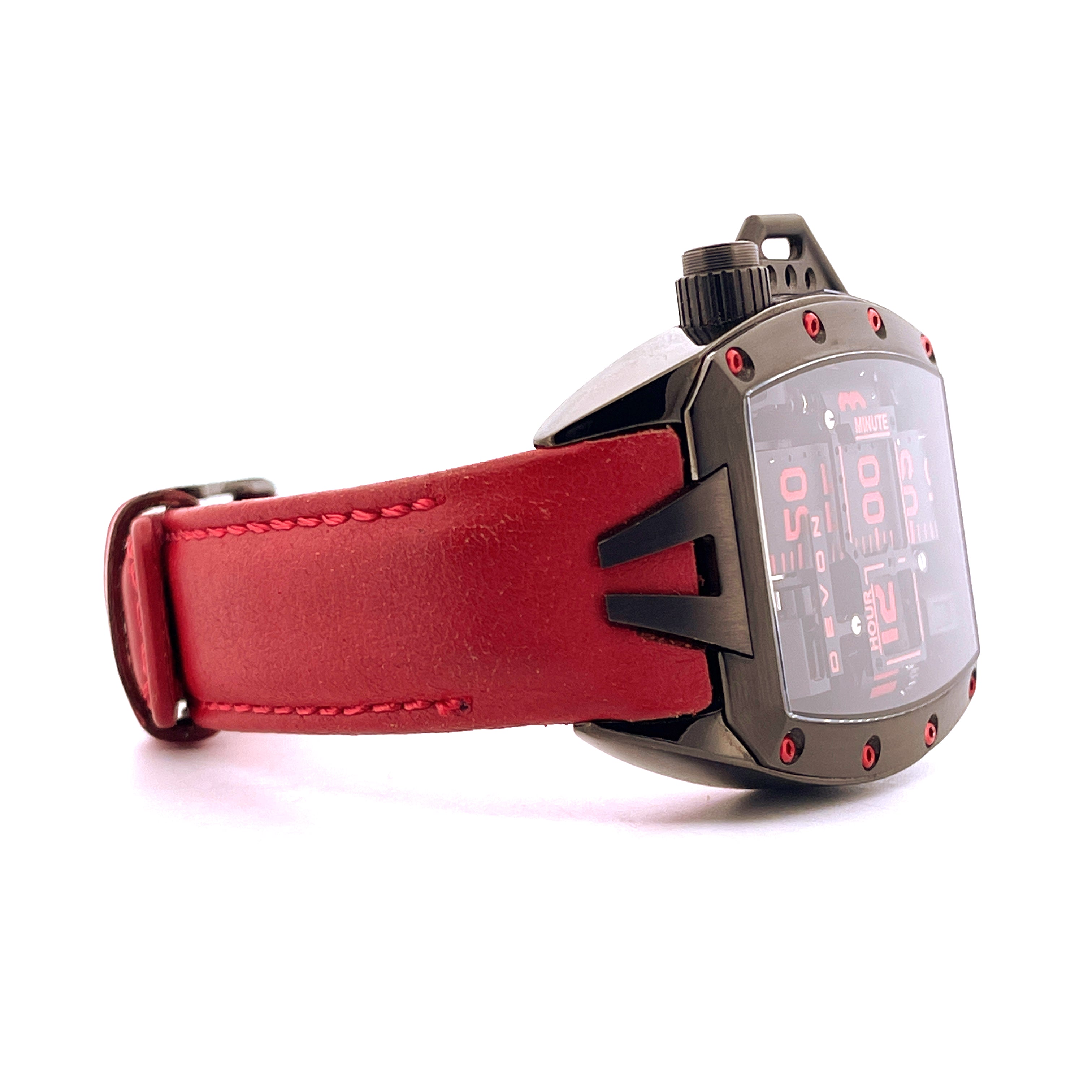 Devon Tread 2 Uhr mit rotem Lederarmband und schwarzem Gehäuse im Seitenprofil auf weißem Hintergrund