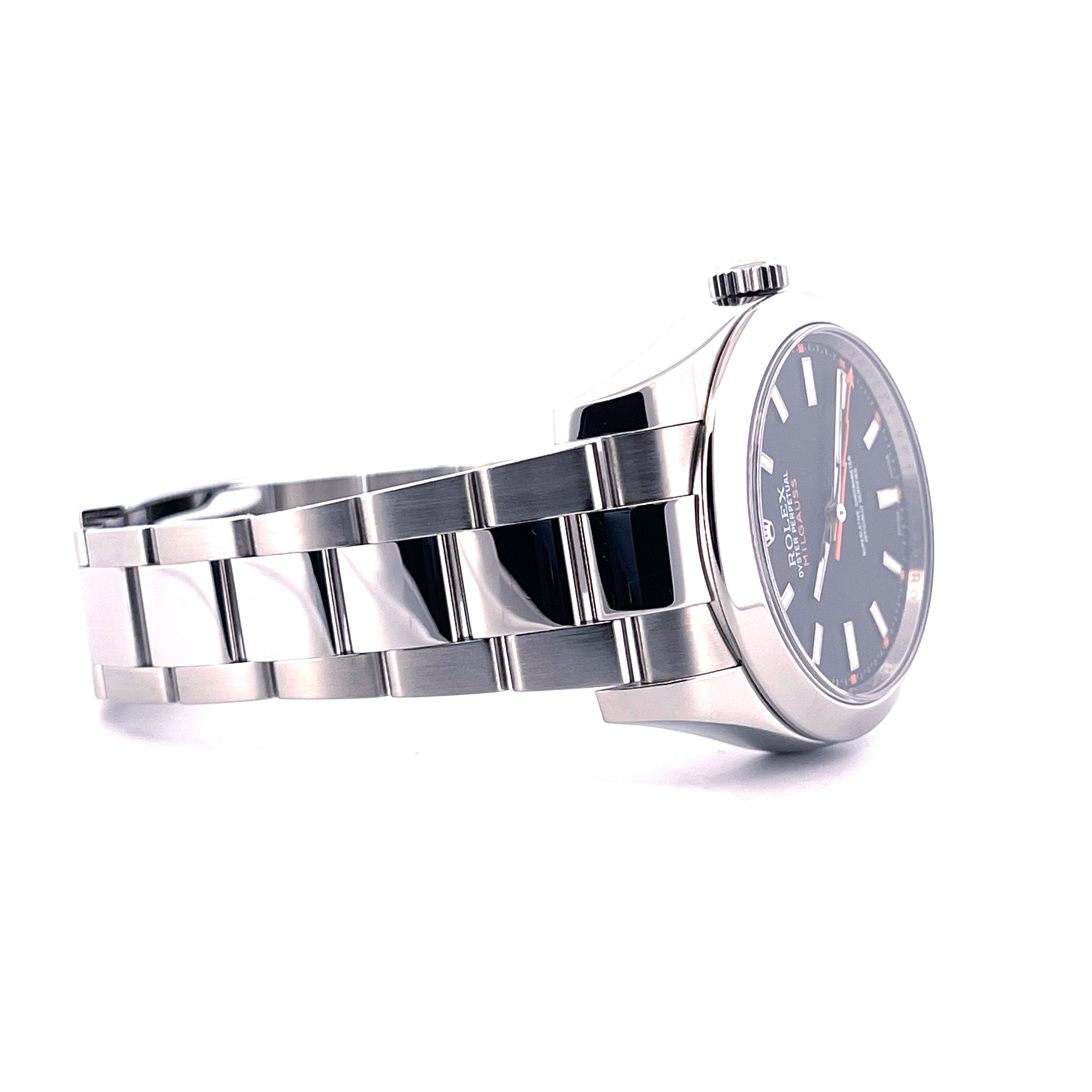 Rolex Milgauss 116400 mit schwarzem Zifferblatt im Seitenprofil auf weißem Hintergrund