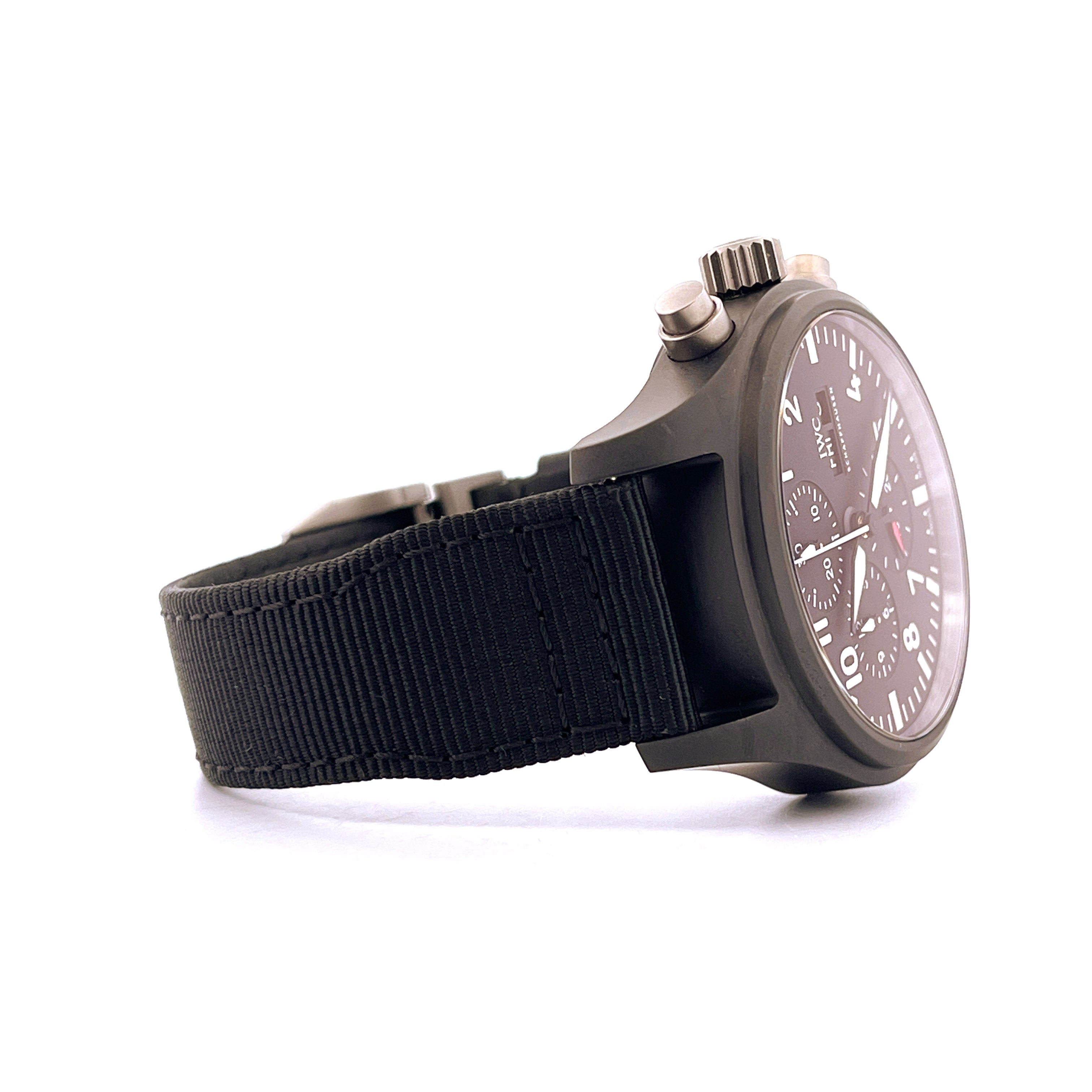Seitenansicht einer IWC Pilot Chronograph Ceramic Day&Date (2022) mit schwarzem Textilarmband auf weißem Hintergrund