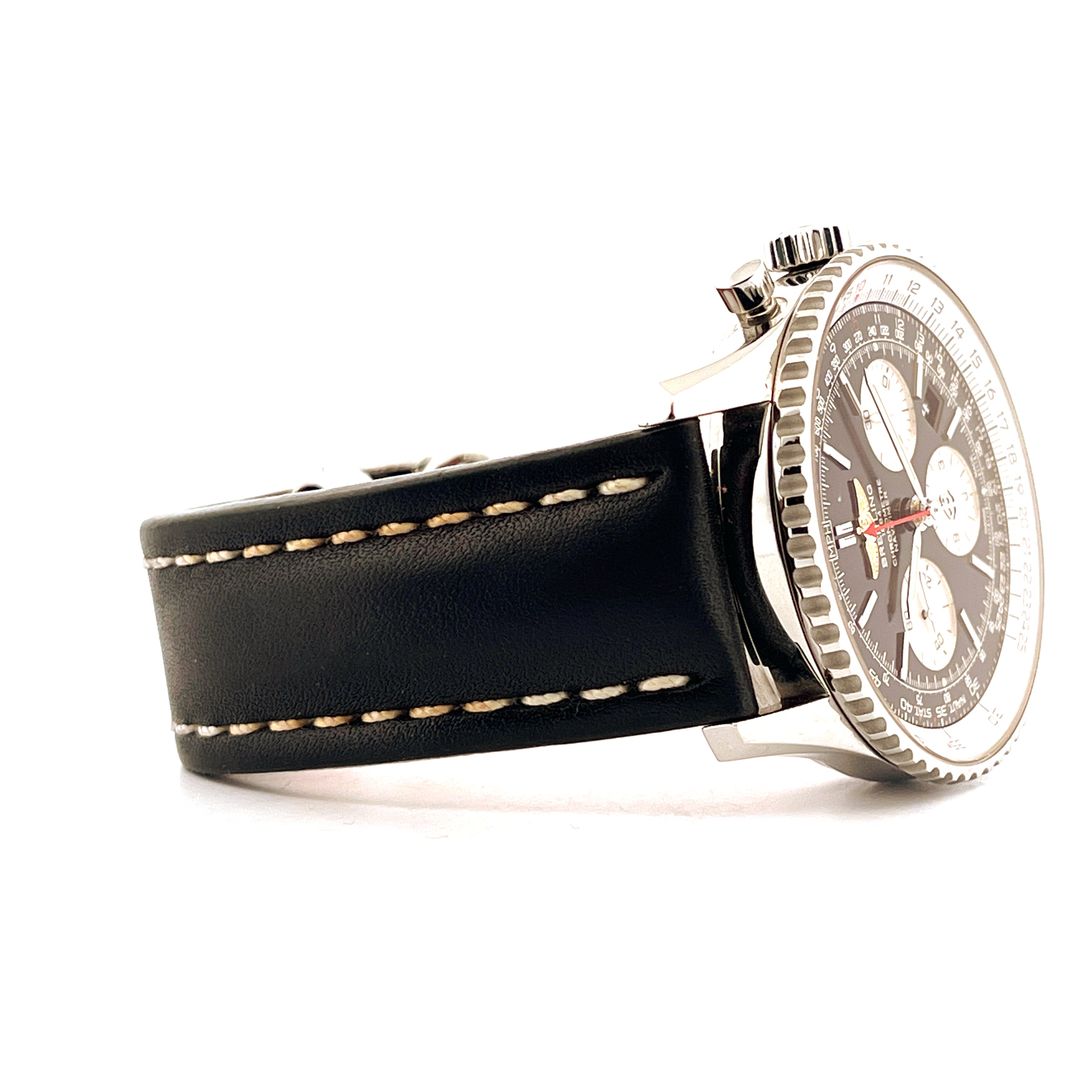 Eine Breitling Navitimer B01 im Seitenprofil mit schwarzem Lederarmband