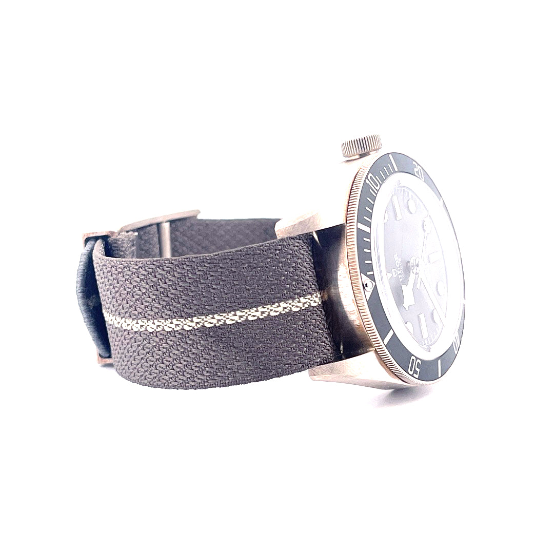 Tudor Black Bay Fifty-Eight 925 Silber Seitenansicht Stoffarmband dunkelgrau mit weißen Streifen und silbernem Gehäuse