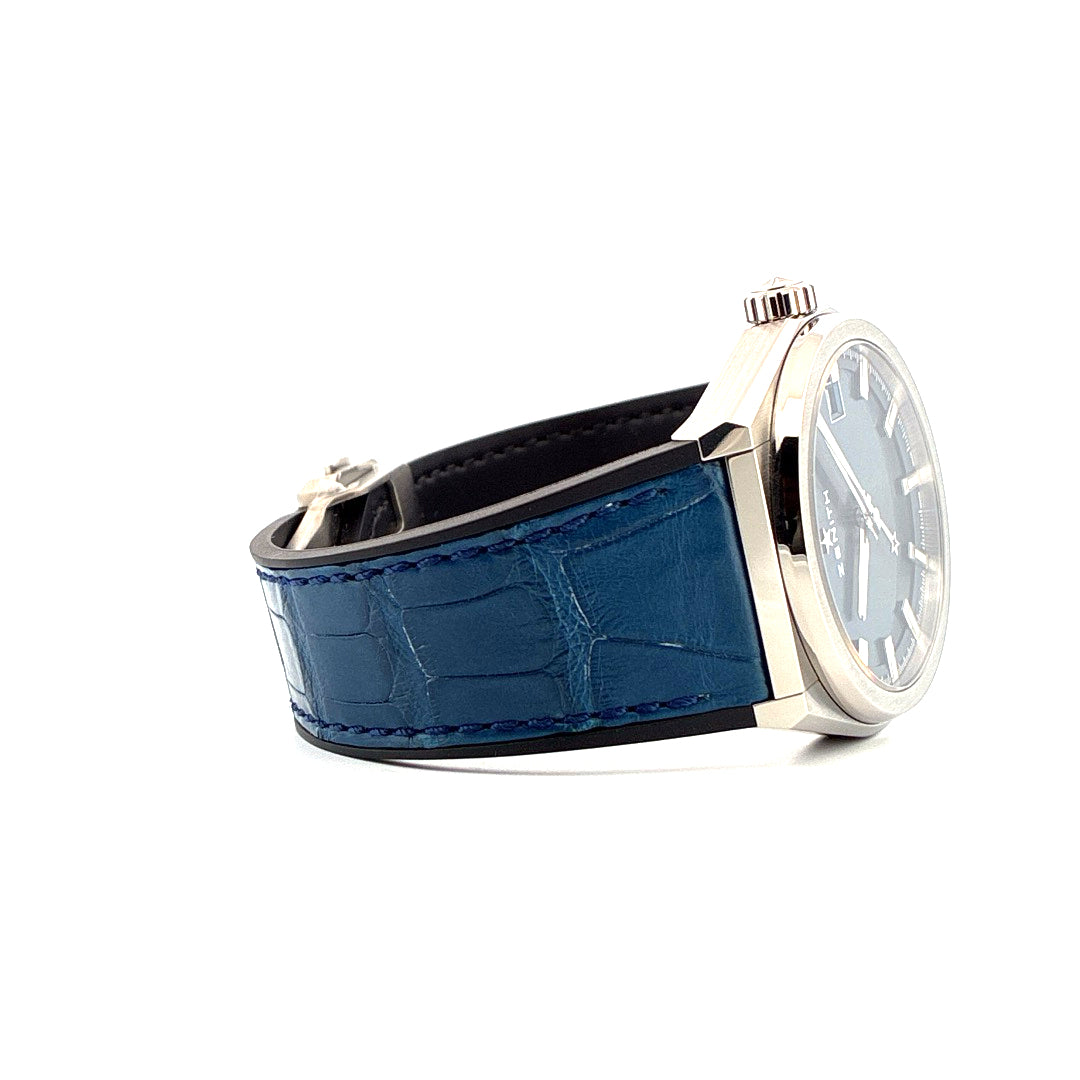 Zenith Defy Classic Titan im Profil mit blauem Kroko-Lederarmband und Silbern-Zifferblatt