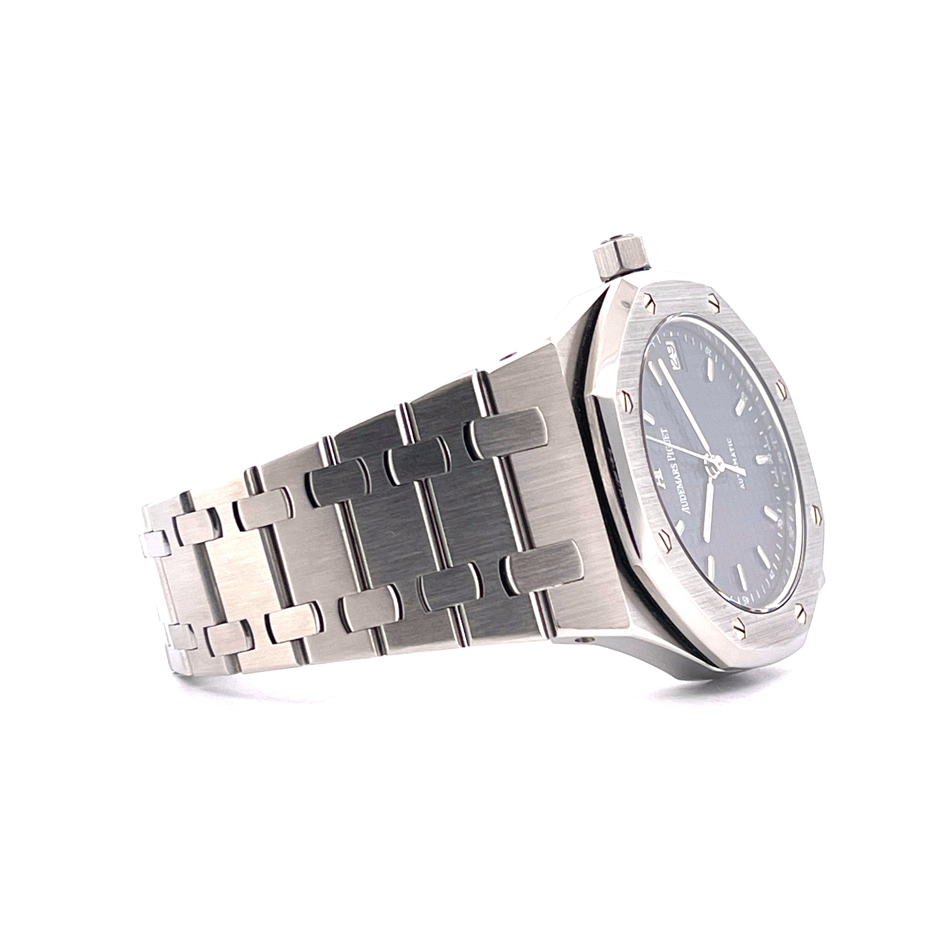 Audemars Piguet Royal Oak 14790ST Automatik mit blauem Zifferblatt im Seitenprofil auf weißem Hintergrund