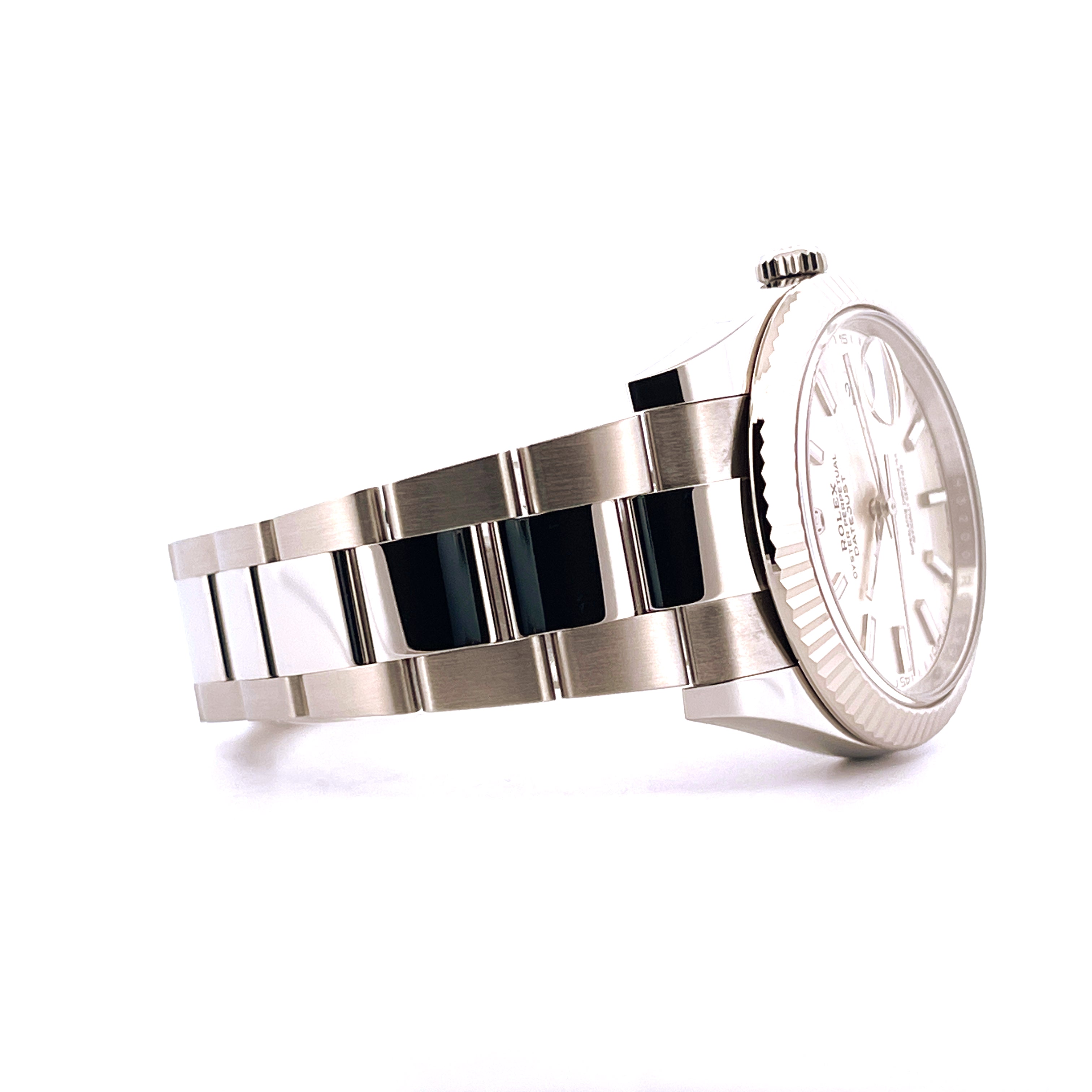 Rolex Datejust 41 silver auf weißem Hintergrund, Seitenansicht mit Stahlarmband und geriffelter Lünette