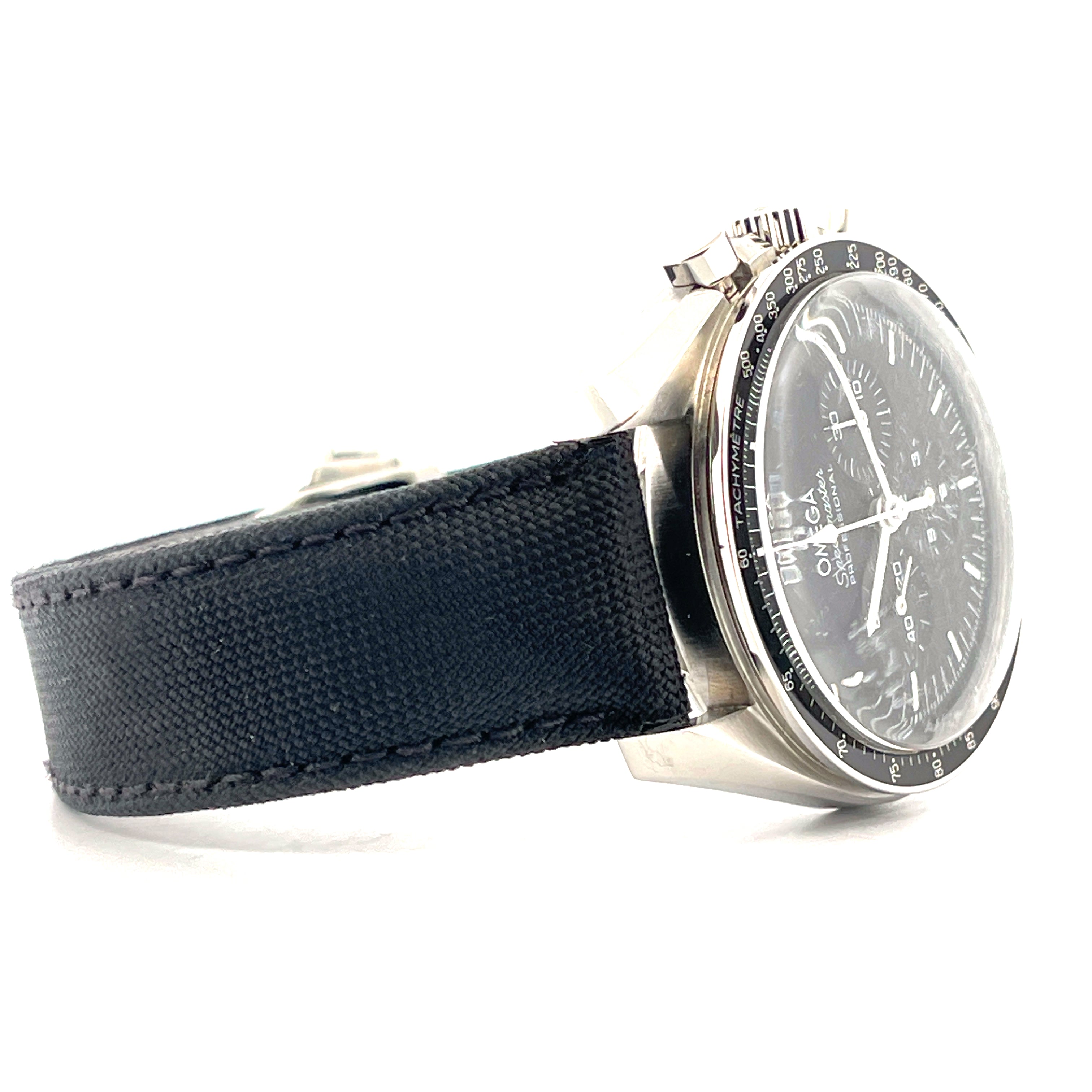 Omega Speedmaster Moonwatch Hesalit mit schwarzem Nylonarmband im Profil auf weißem Hintergrund