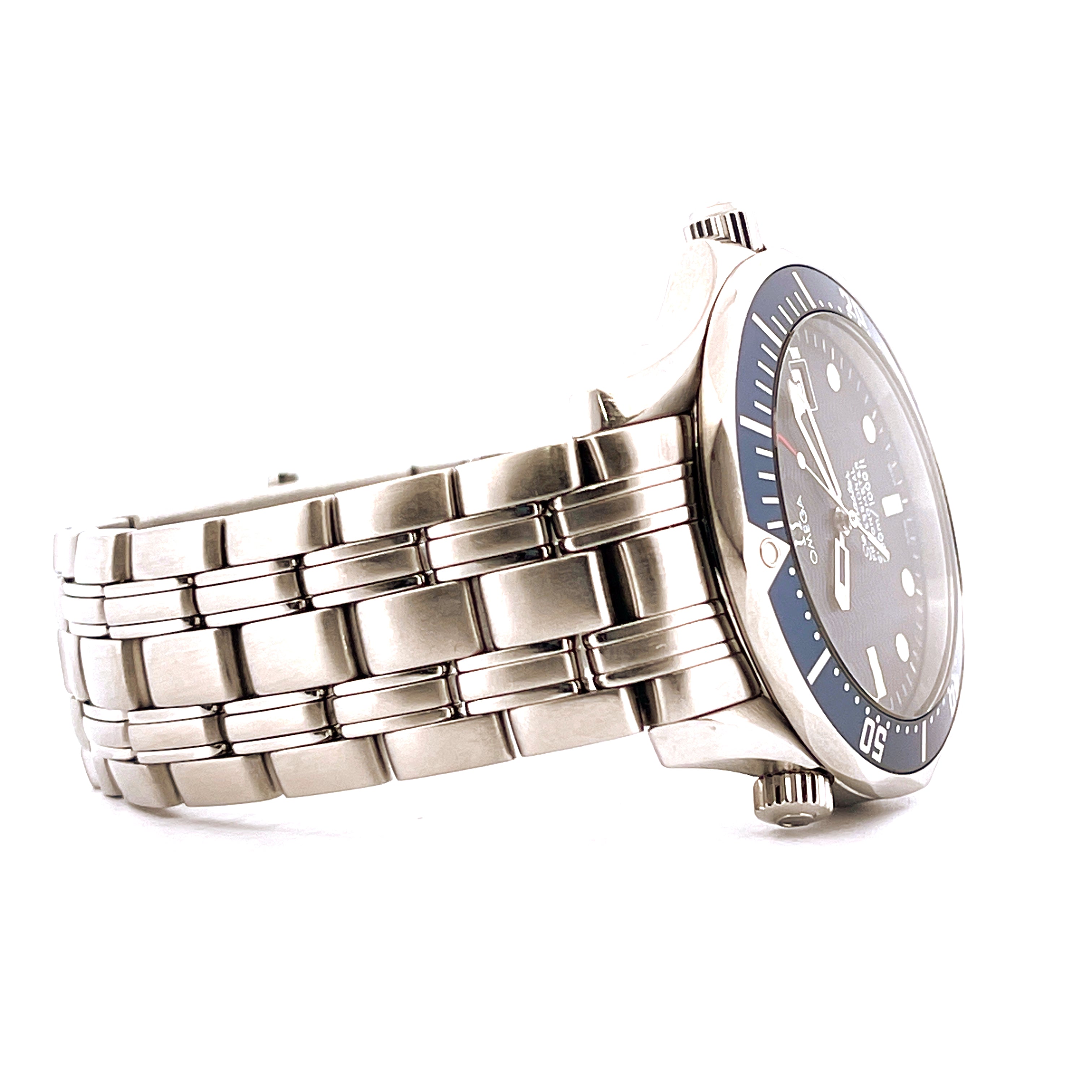 Omega Seamaster Diver 300 Professional von der Seite mit blauem Zifferblatt und Stahlarmband