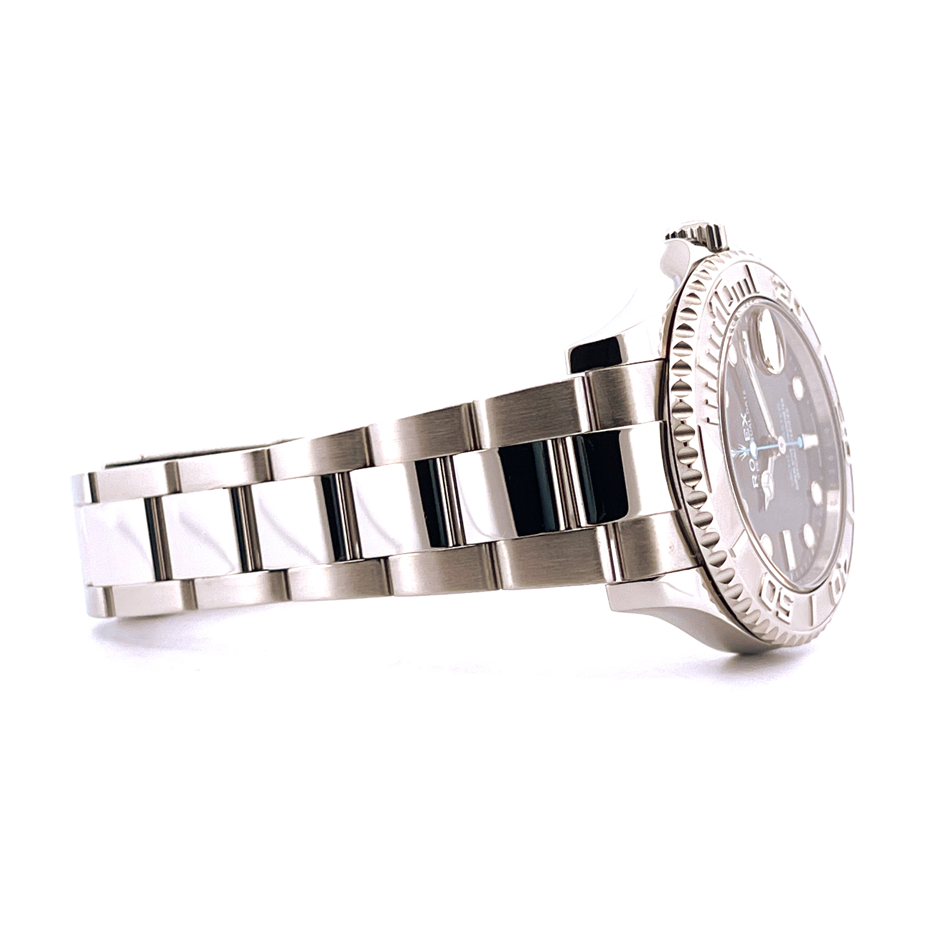 Rolex Yacht-Master 37 Rhodium mit Edelstahlgehäuse und Armband in Seitenansicht auf weißem Hintergrund