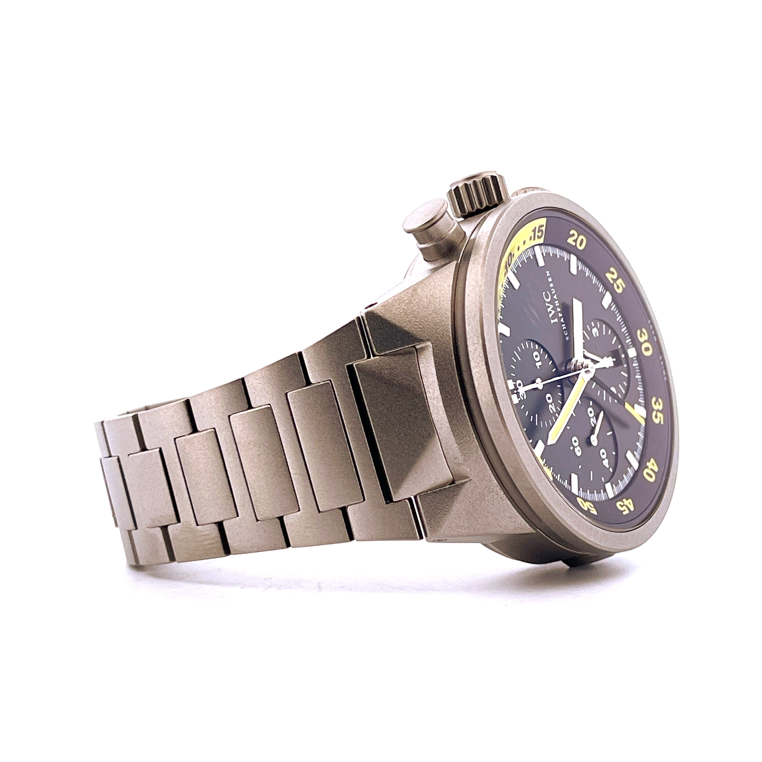 IWC Aquatimer Split Minute Chronograph Titan auf weißem Hintergrund