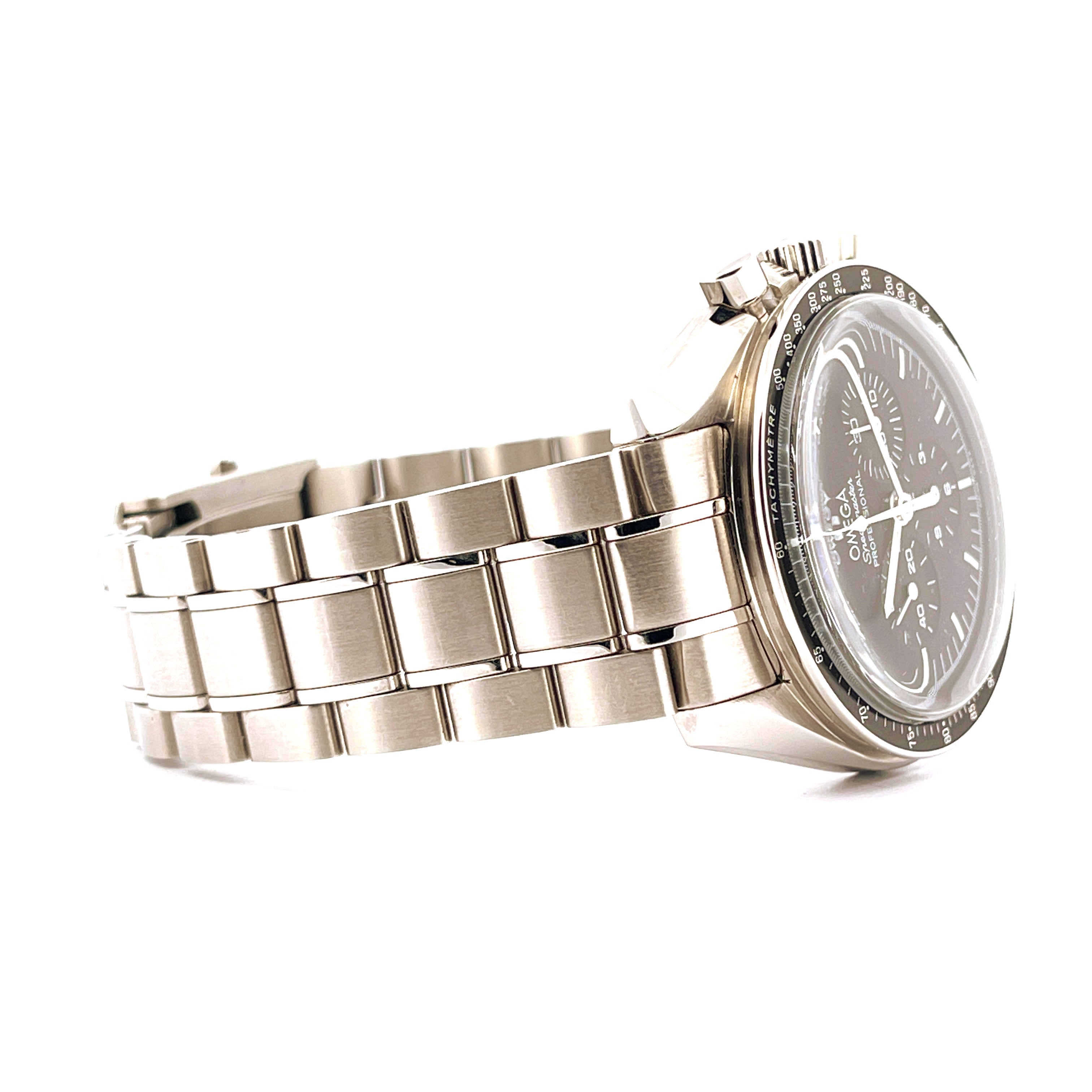 Seitenansicht einer Omega Speedmaster Professional Moonwatch (2017) aus Edelstahl mit schwarzem Zifferblatt auf weißem Hin…