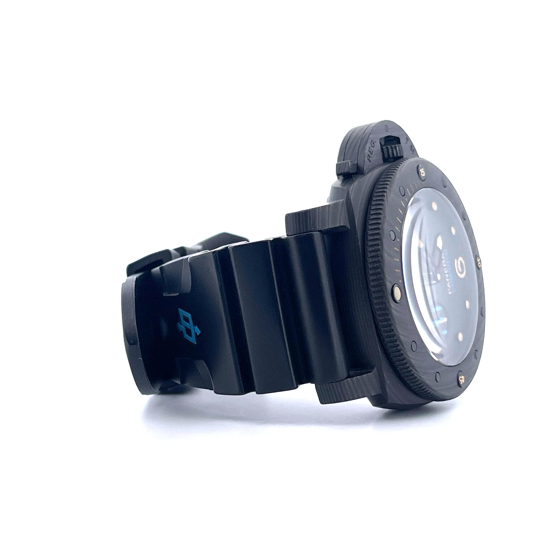 Panerai Luminor Submersible 1950 3 Days Automatic - Limited Edition 286 von 1000 (2017), Seitenansicht mit Armband, Zifferblatt und Krone vor weißem Hintergrund