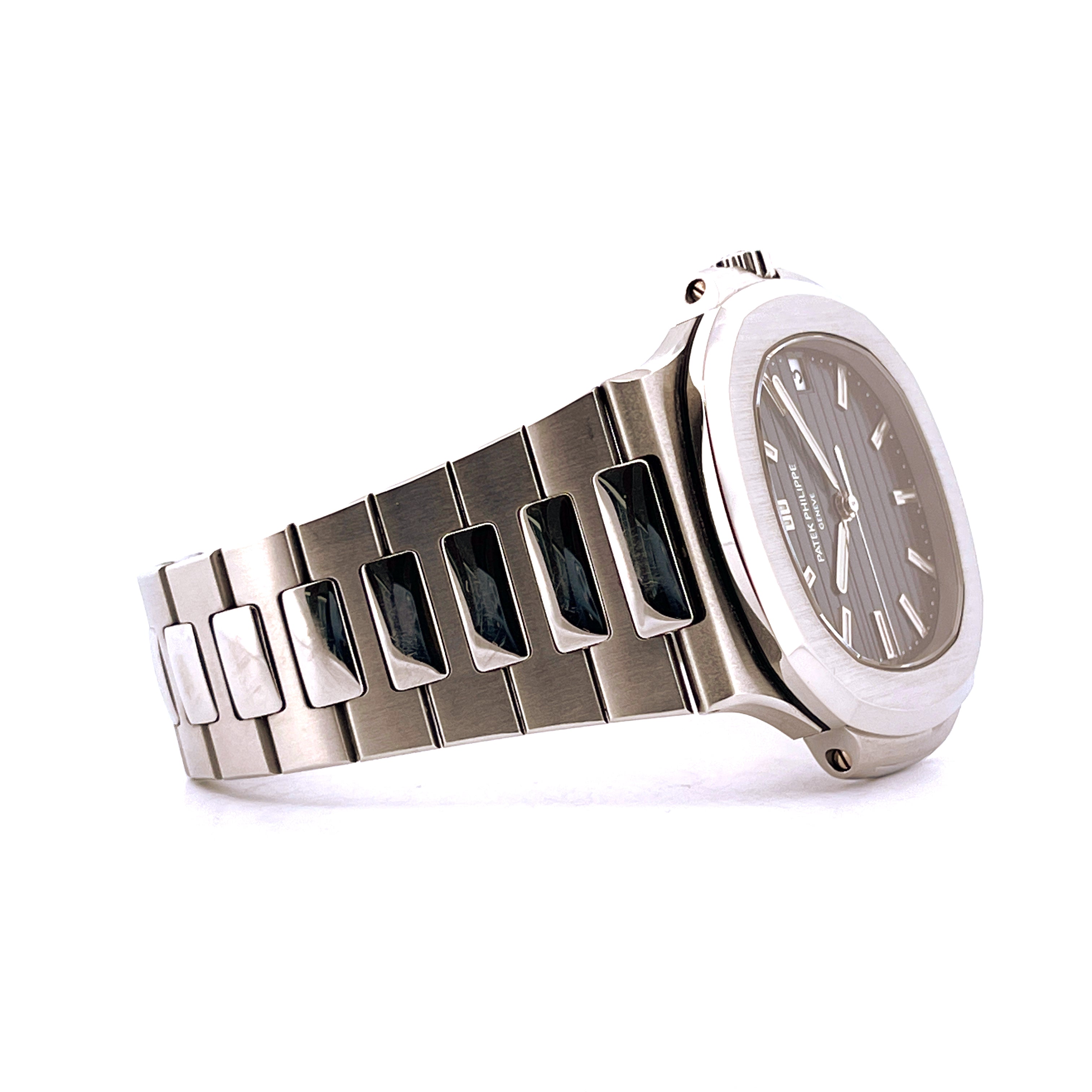Patek Philippe Nautilus Ref 5711/1A-001 Edelstahl im Seitenprofil auf weißem Hintergrund