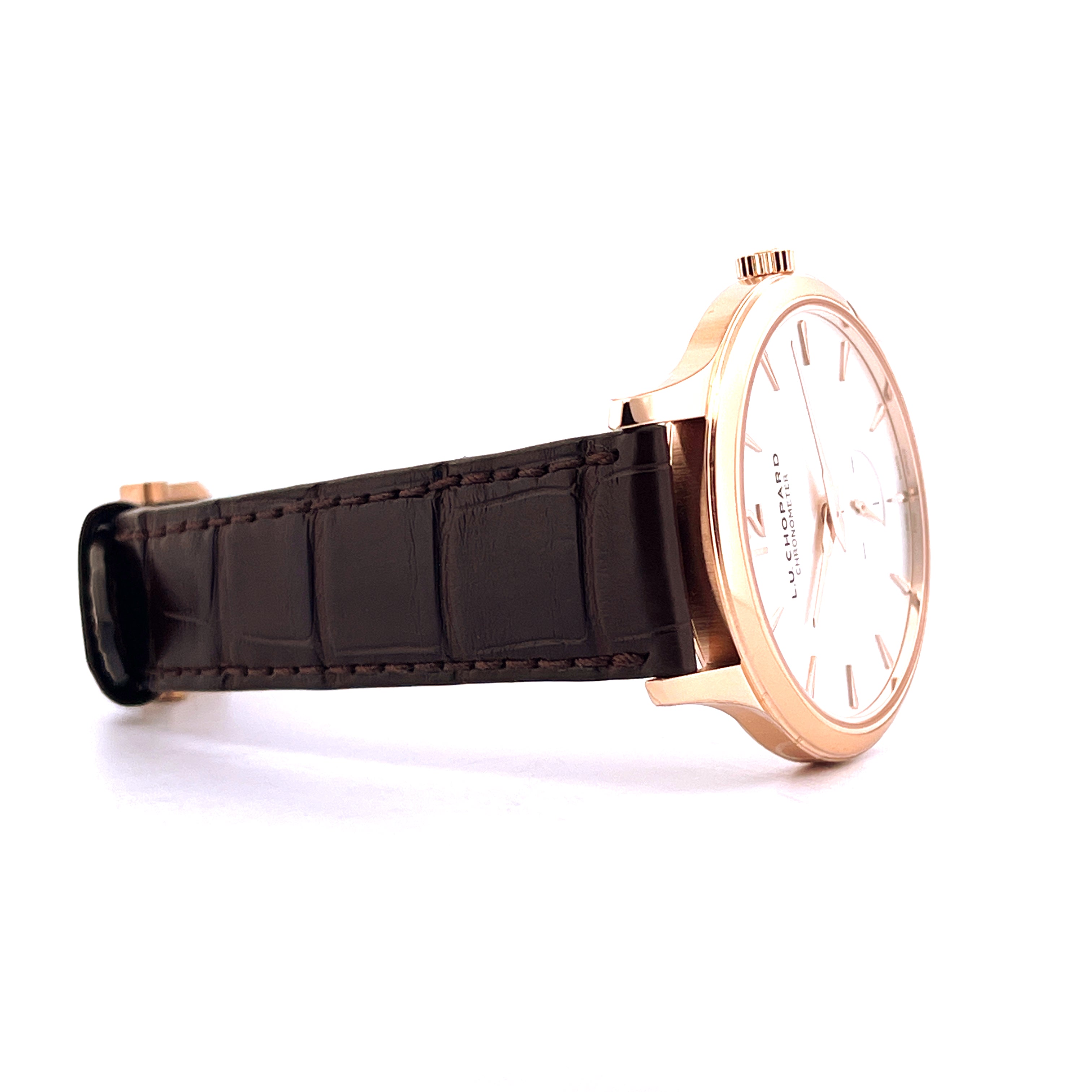 Chopard XPS L.U.C Roségold Seitenansicht mit dunkelbraunem Kroko-Armband auf weißem Hintergrund