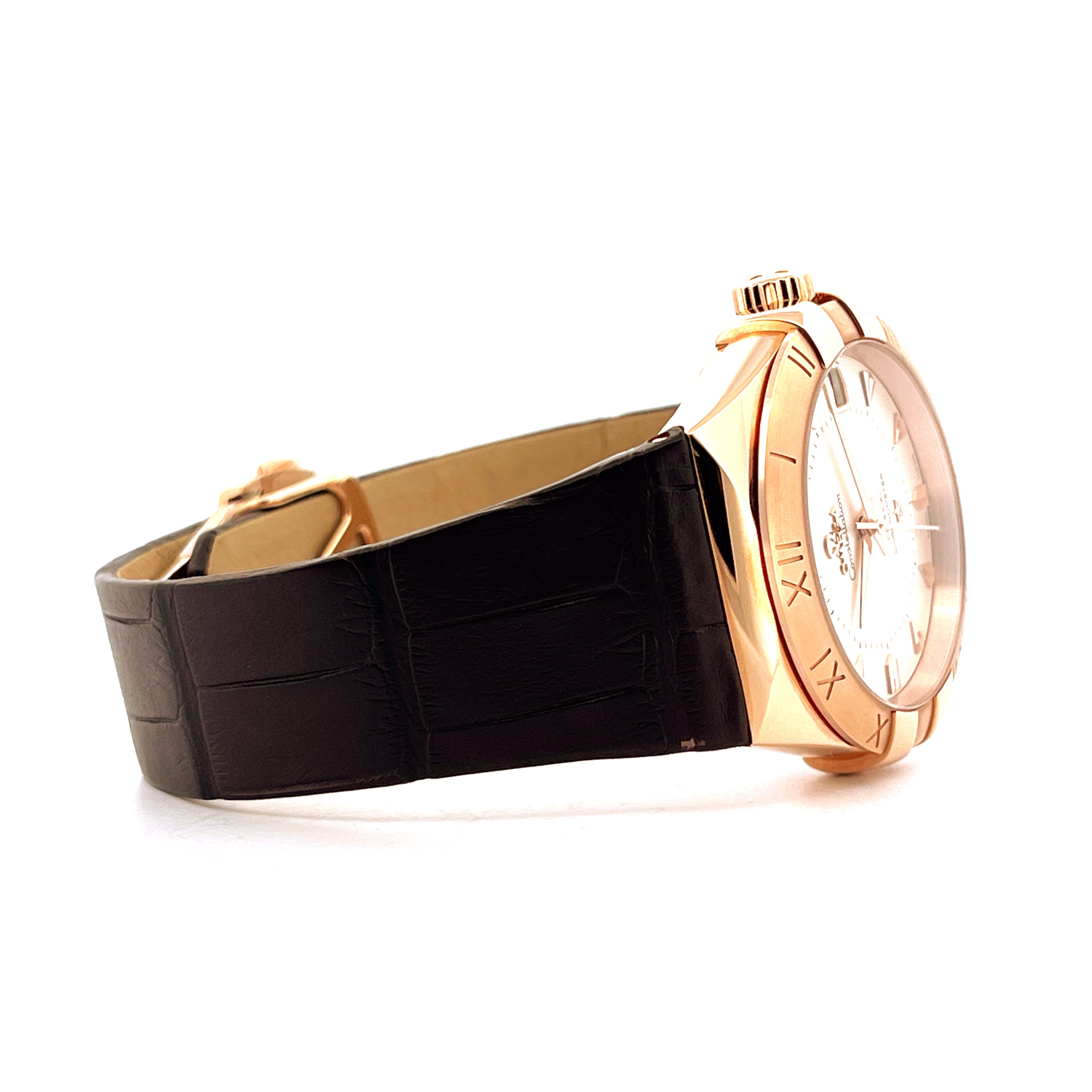 Omega Constellation Limited Edition 1952 Roségold mit Lederarmband Seitenansicht auf weißem Hintergrund