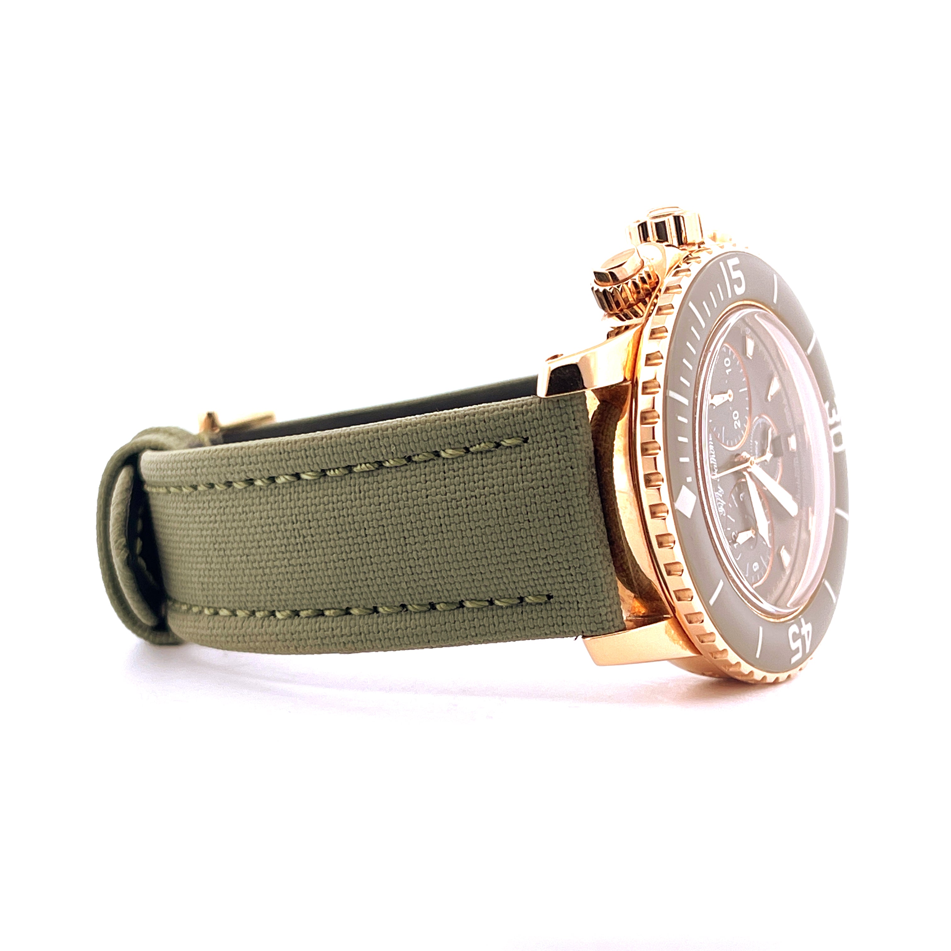 Blancpain Fifty Fathoms Roségold mit grauem Zifferblatt und grünem Textilband im Seitenprofil