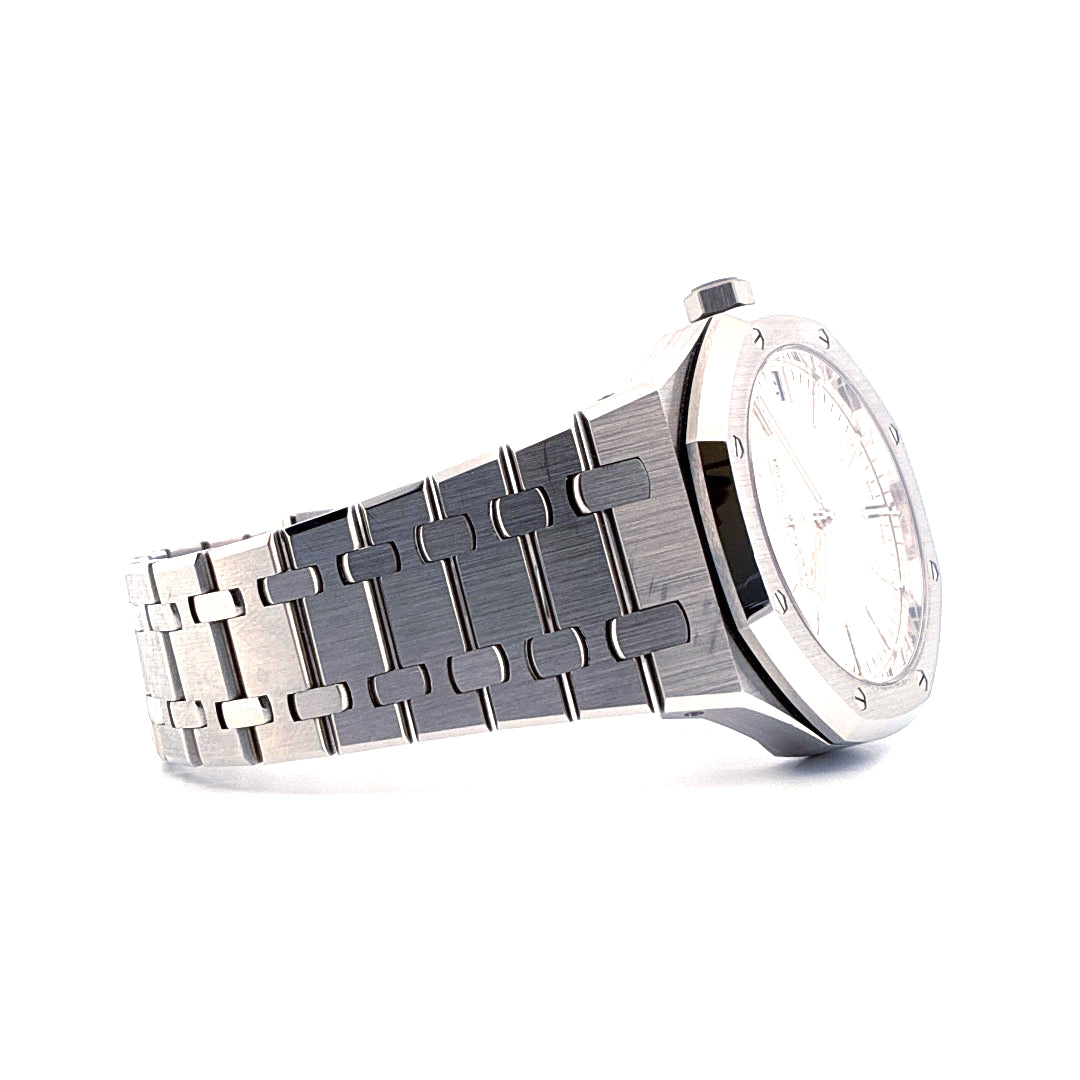 Audemars Piguet Royal Oak 41mm Edelstahl Automatik auf weißem Hintergrund, Seitenansicht