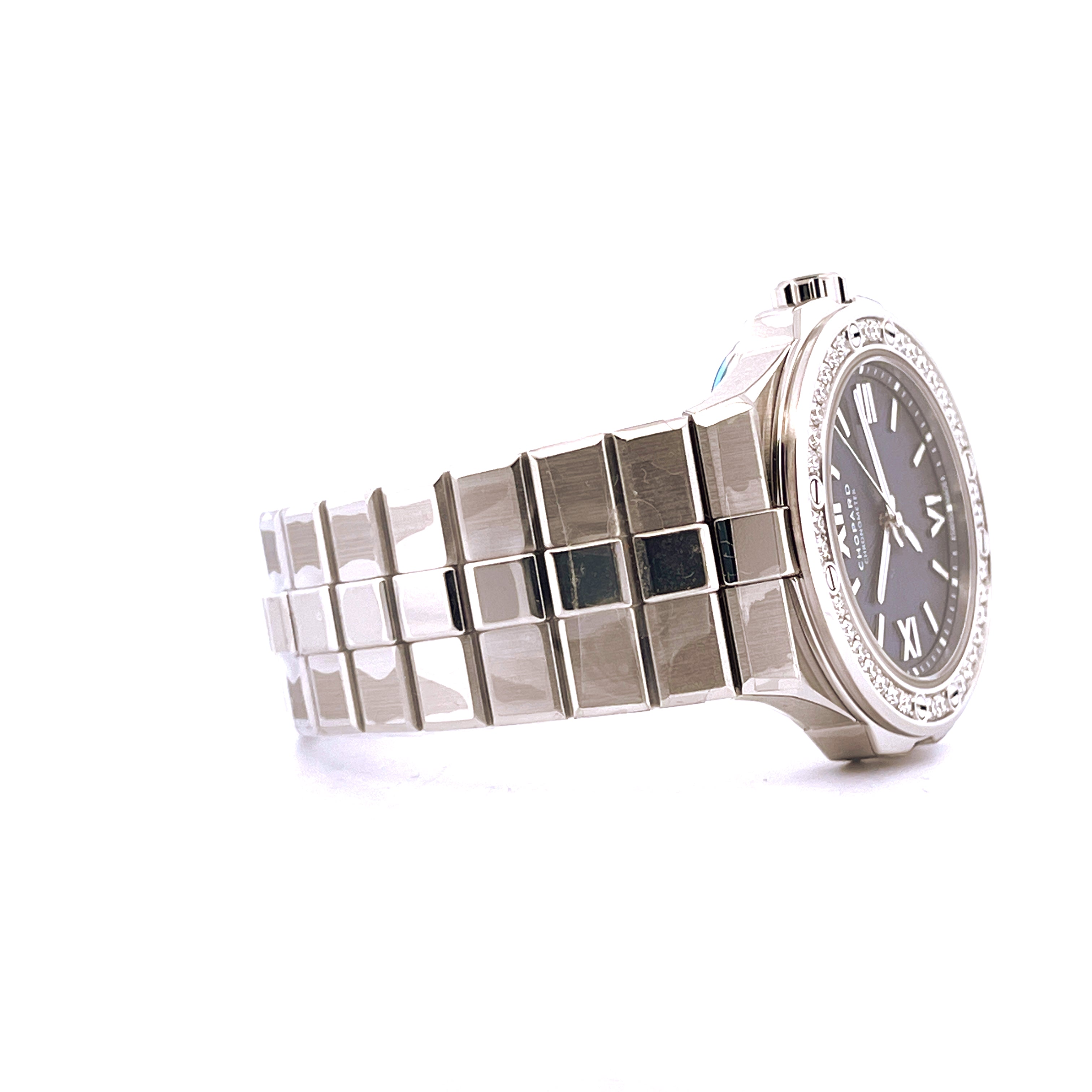 Chopard Alpine Eagle 33mm Uhr in Stahl Seitenansicht auf weißem Hintergrund mit Diamantlünette und graublauem Zifferblatt