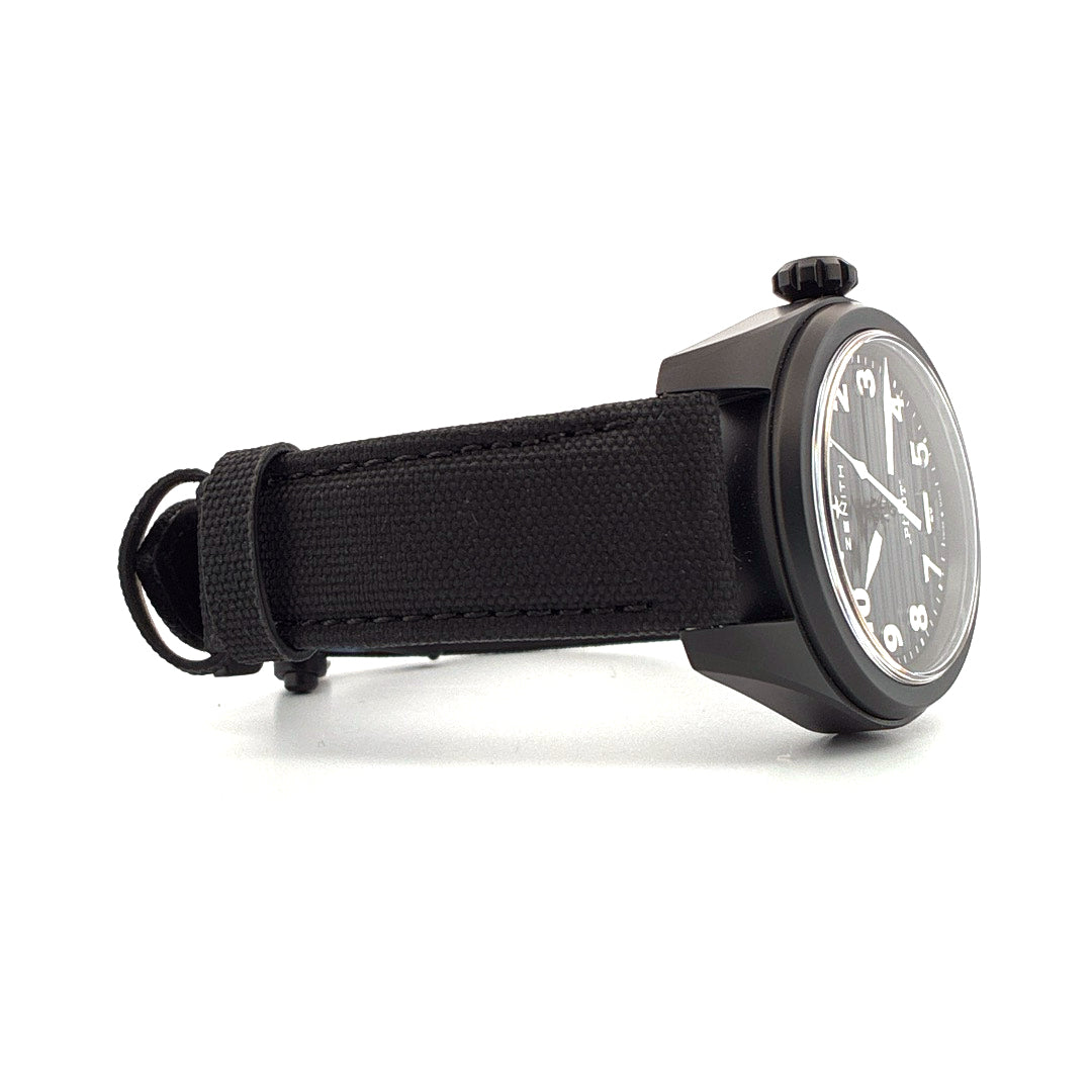 Seitenansicht einer Zenith Pilot Automatic 40 mm All Black Ceramic Uhr mit schwarzem Stoffarmband und Zifferblatt mit schwarzen Ziffern und Zeigern…