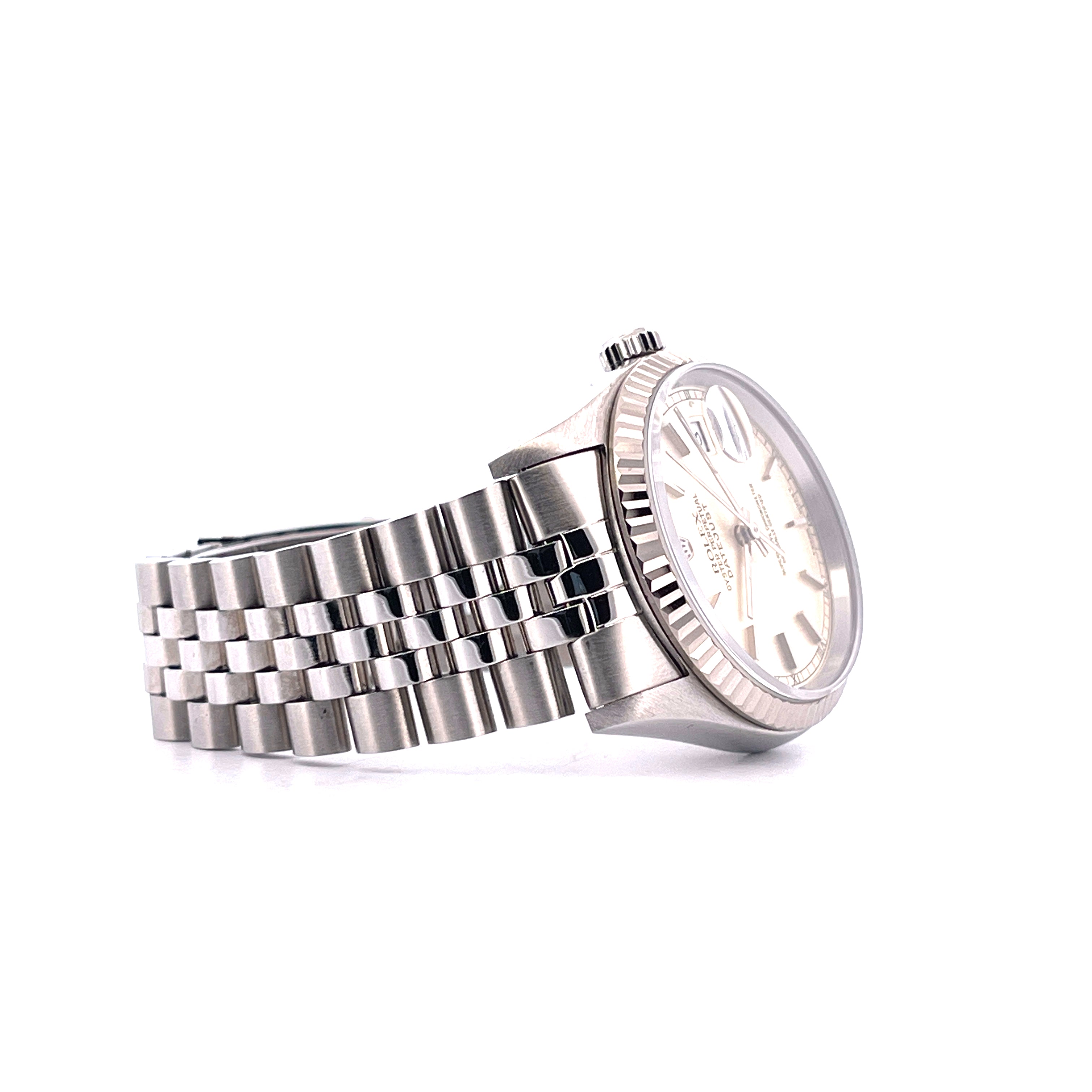 Eine Rolex Datejust 36mm aus Edelstahl mit silbernem Zifferblatt in einer Seitenansicht auf weissem Hintergrund