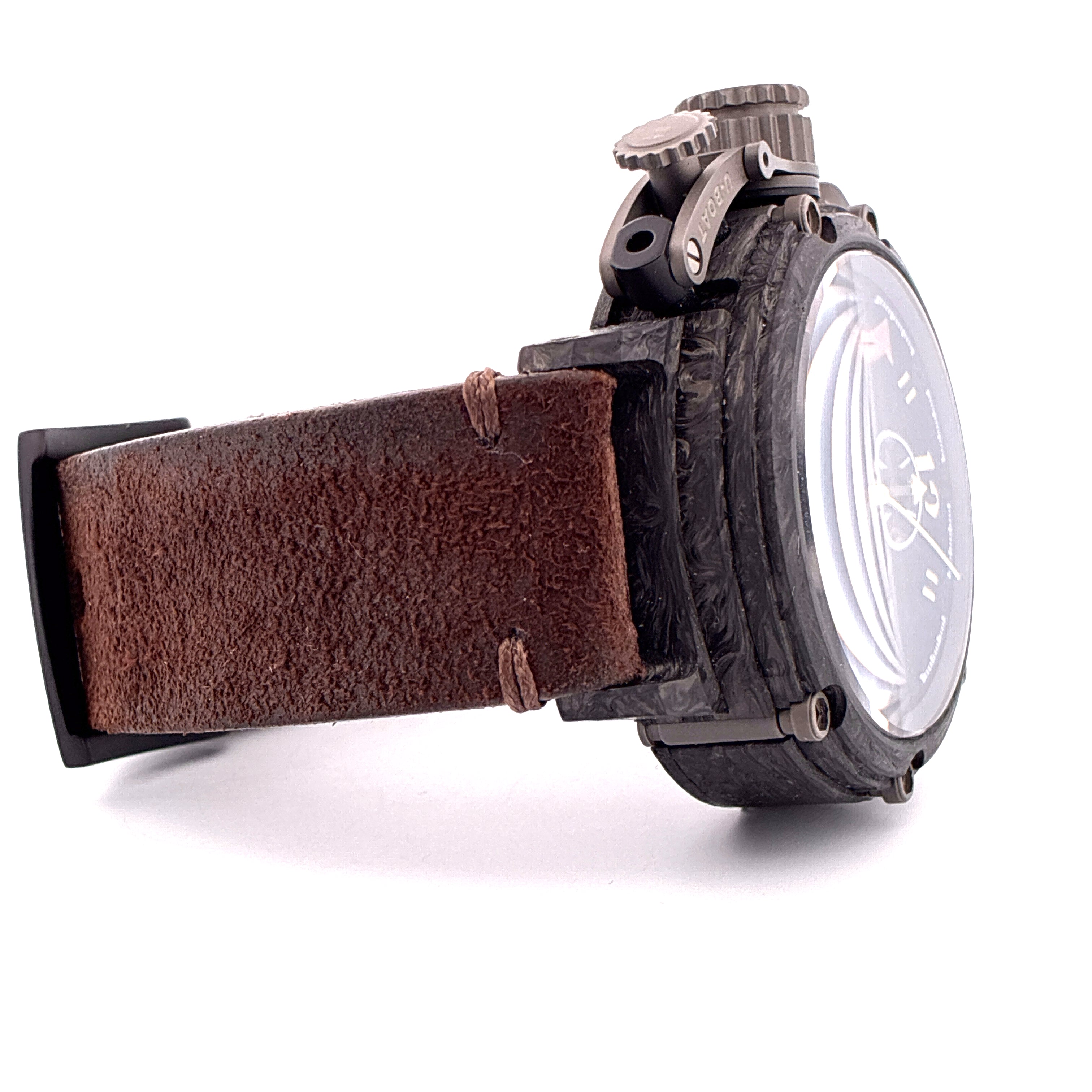 U-BOAT Chimera 48 mm Carbon mit braunem Lederarmband und silbernem Zifferblatt auf weißem Hintergrund