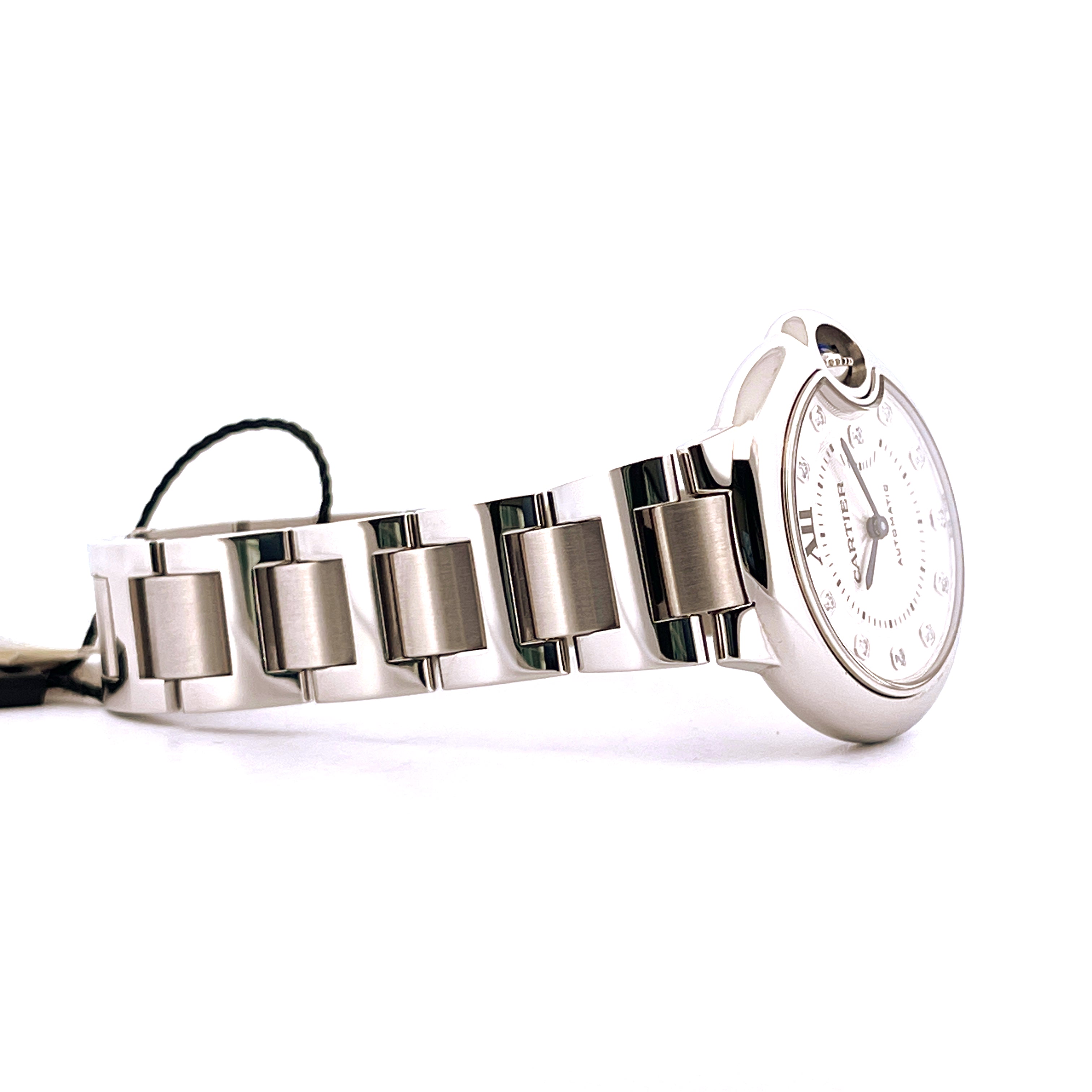Seitenansicht einer neuen Cartier Ballon Bleu 33mm Automatik-Uhr aus Edelstahl mit weißem Zifferblatt