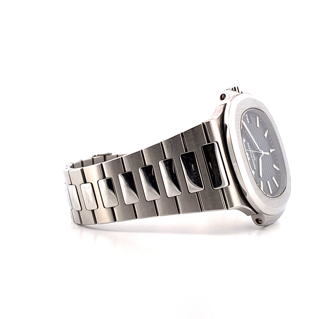 Seitenansicht einer Patek Philippe Nautilus 40 mm Edelstahl mit dunklem Zifferblatt