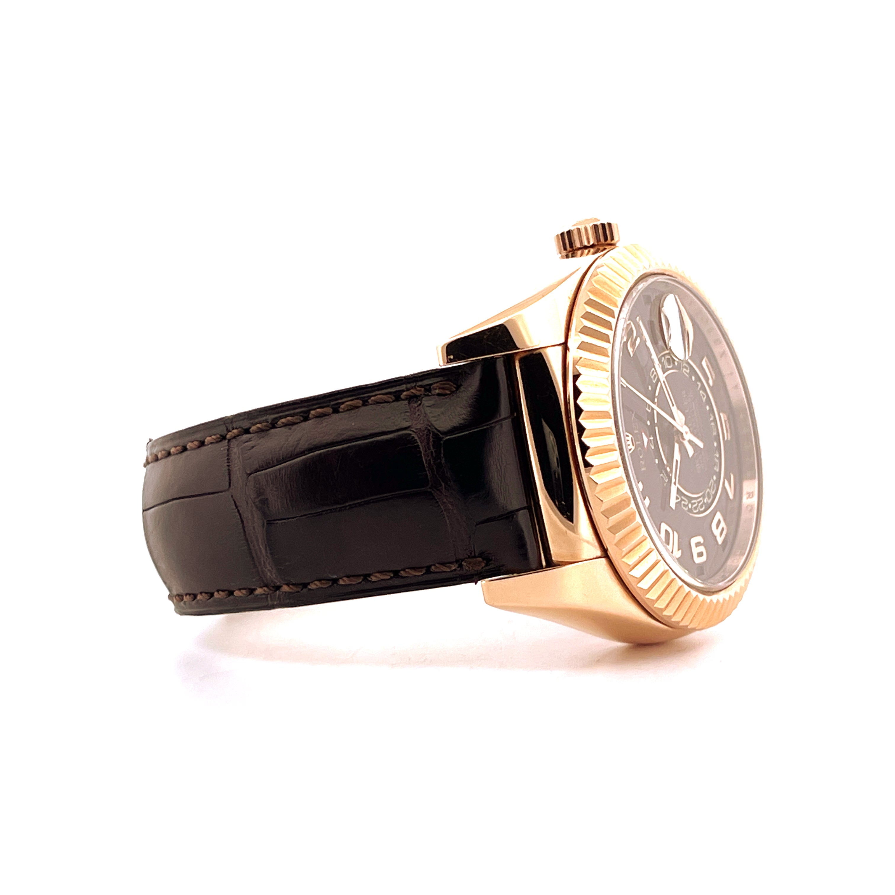 Rolex Sky-Dweller Roségold mit braunem Krokodillederarmband und arabischen Ziffern in Seitenansicht