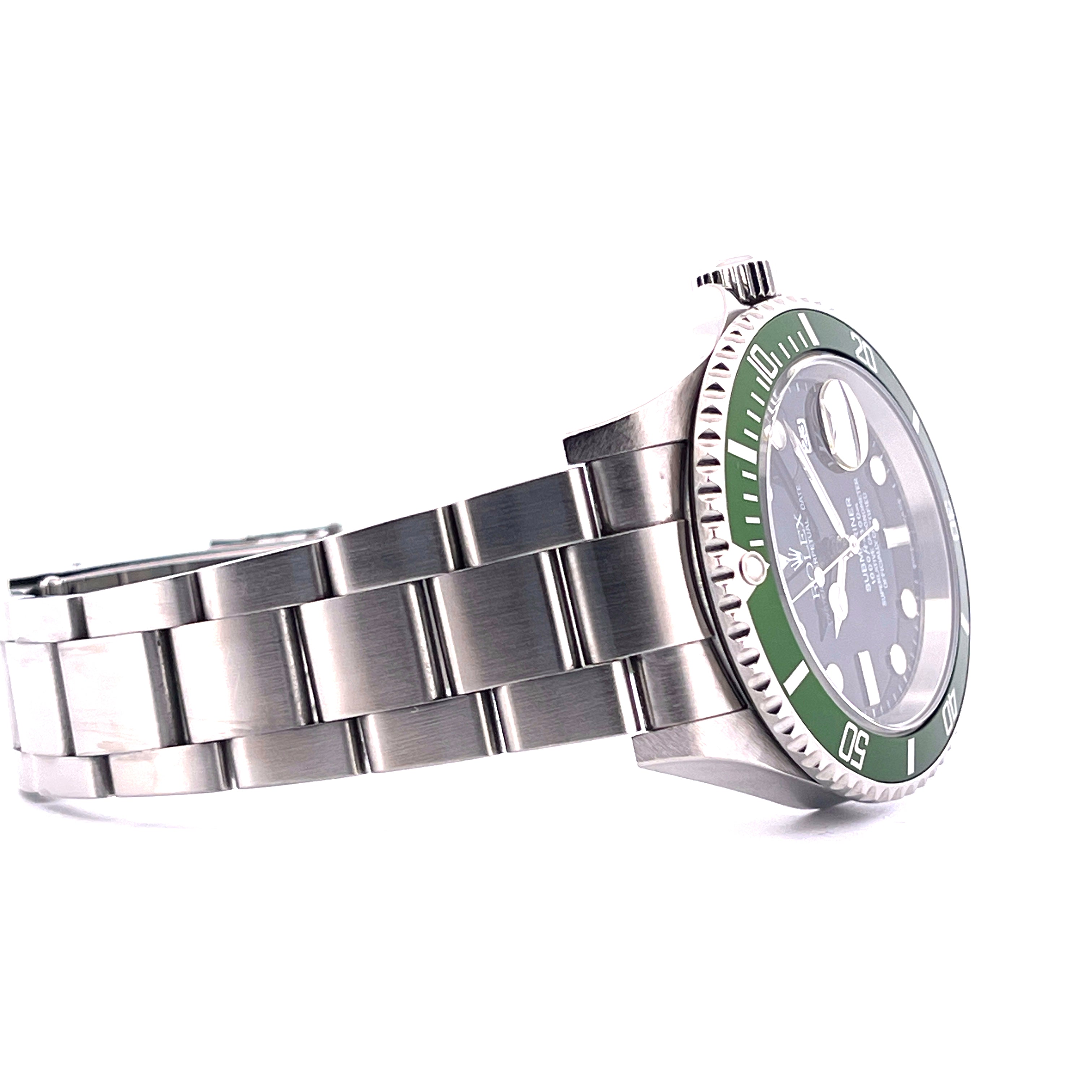 Rolex Submariner Date Kermit mit grünem Keramik-Inlay im Profil auf weissem Hintergrund