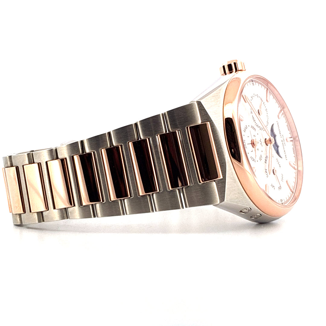 Seitenansicht einer Frederique Constant Manufacture Slimline Perpetual Calendar Uhr mit Stahlgehäuse, Roségold-Akzenten un…