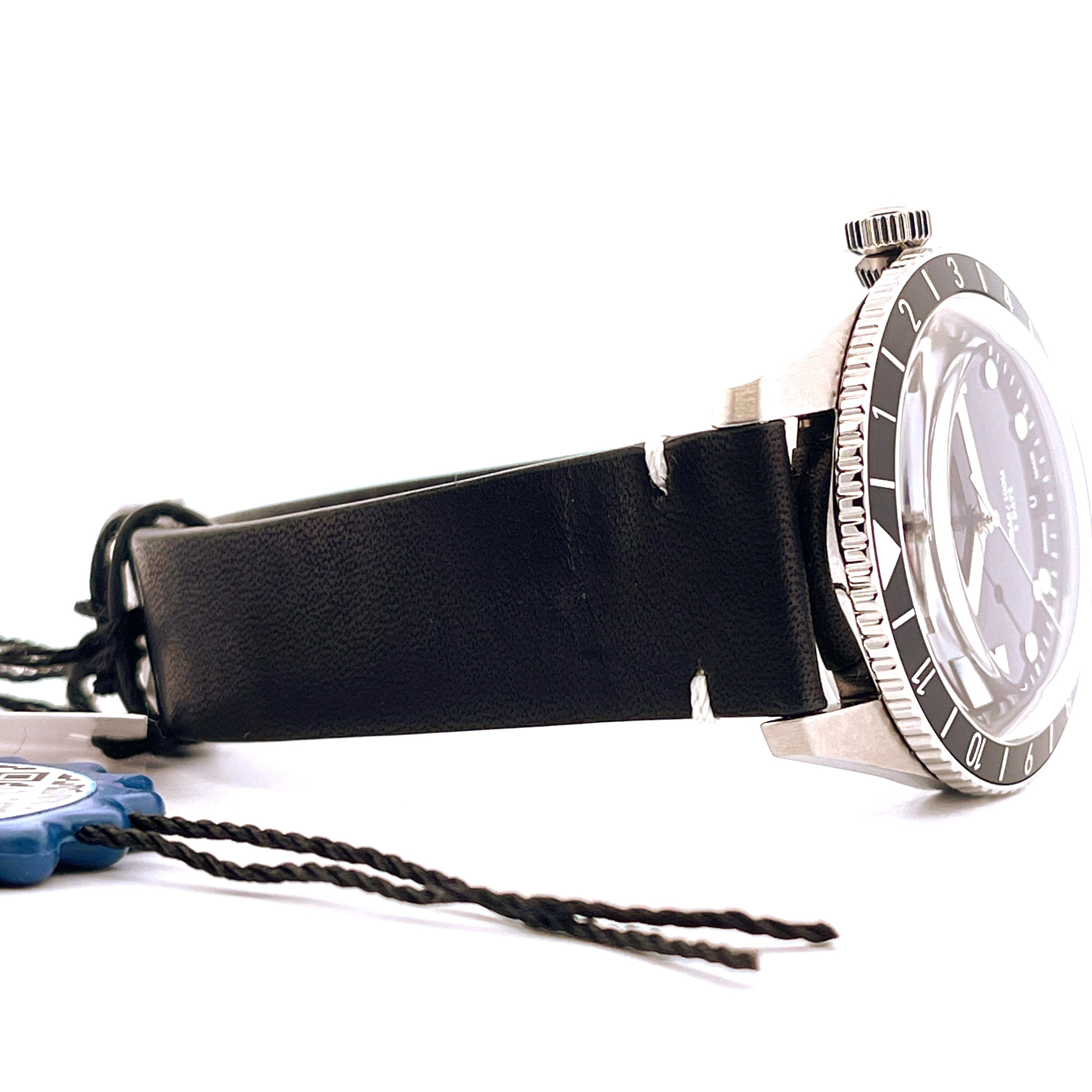 Seitenansicht einer neuen Oris Divers Sixty Five aus Edelstahl mit schwarzem Lederarmband und blauem Tag