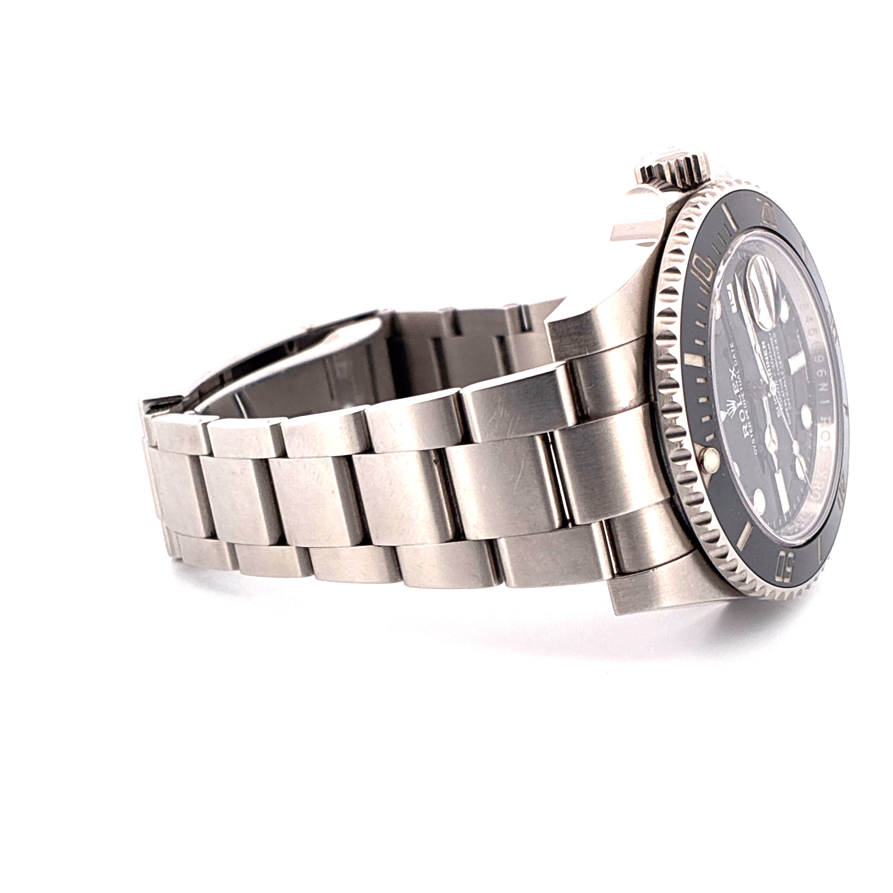 Rolex Submariner Date aus Stahl im Seitenprofil auf weissem Hintergrund mit silbernem Metallarmband und schwarzer Lünette