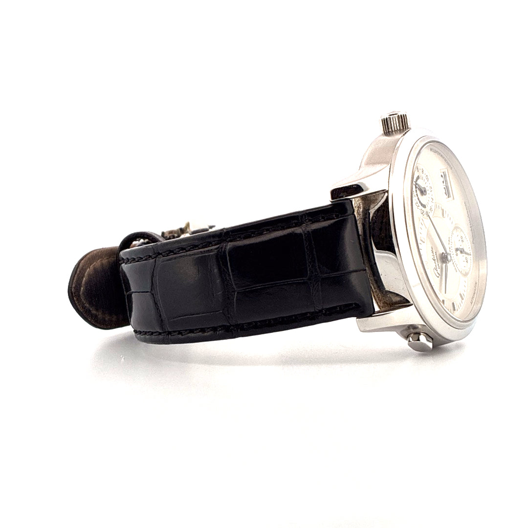 Glashütte Original PanoMatic Venue mit schwarzem Krokodilarmband, Seitenansicht auf weißem Hintergrund