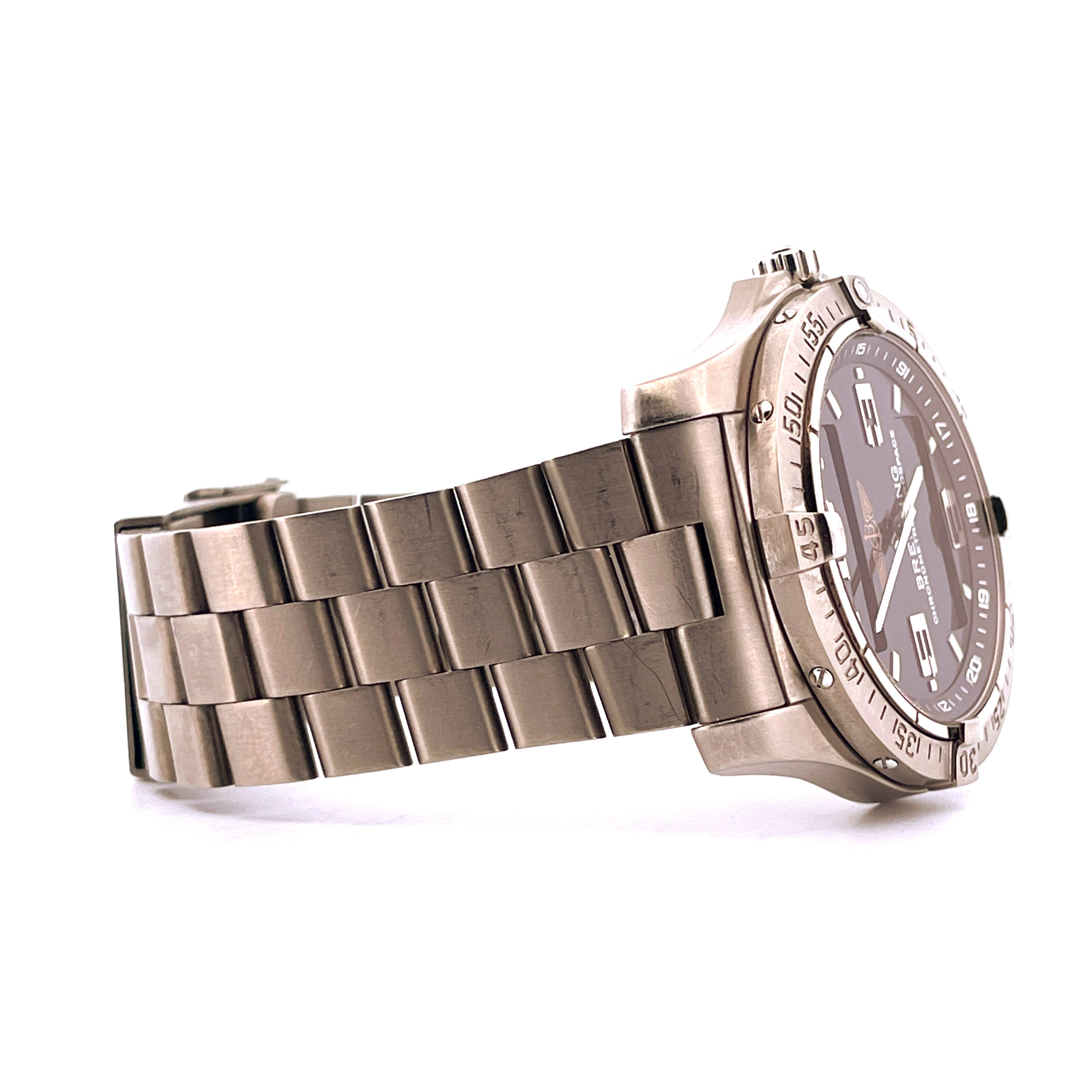 Breitling Aerospace Avantage im seitlichen Profil aus poliertem Titan mit silbernem Armband auf weißem Hintergrund