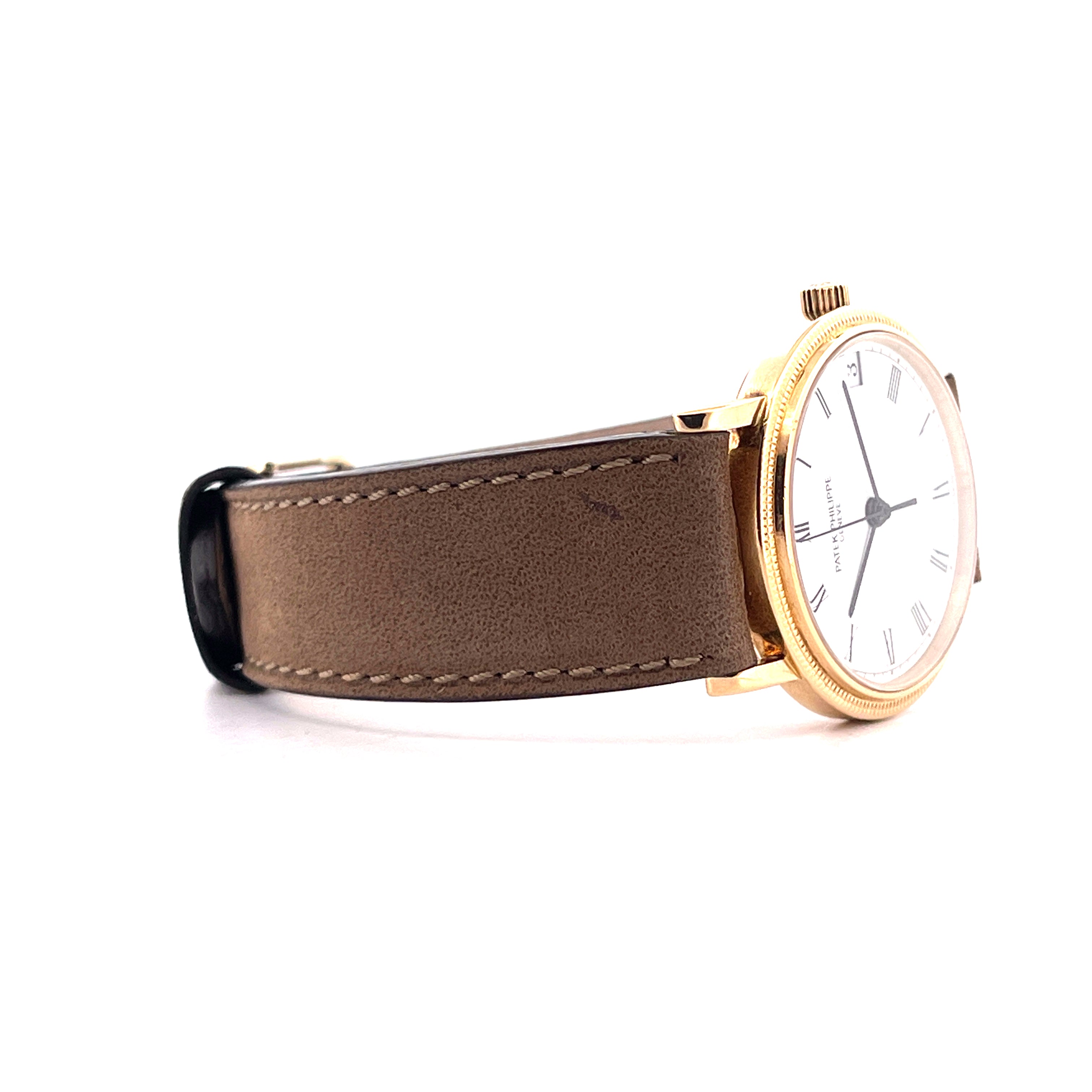 Patek Philippe Calatrava 3802 Automatic 33mm mit braunem Lederarmband in Seitenansicht auf weißem Hintergrund