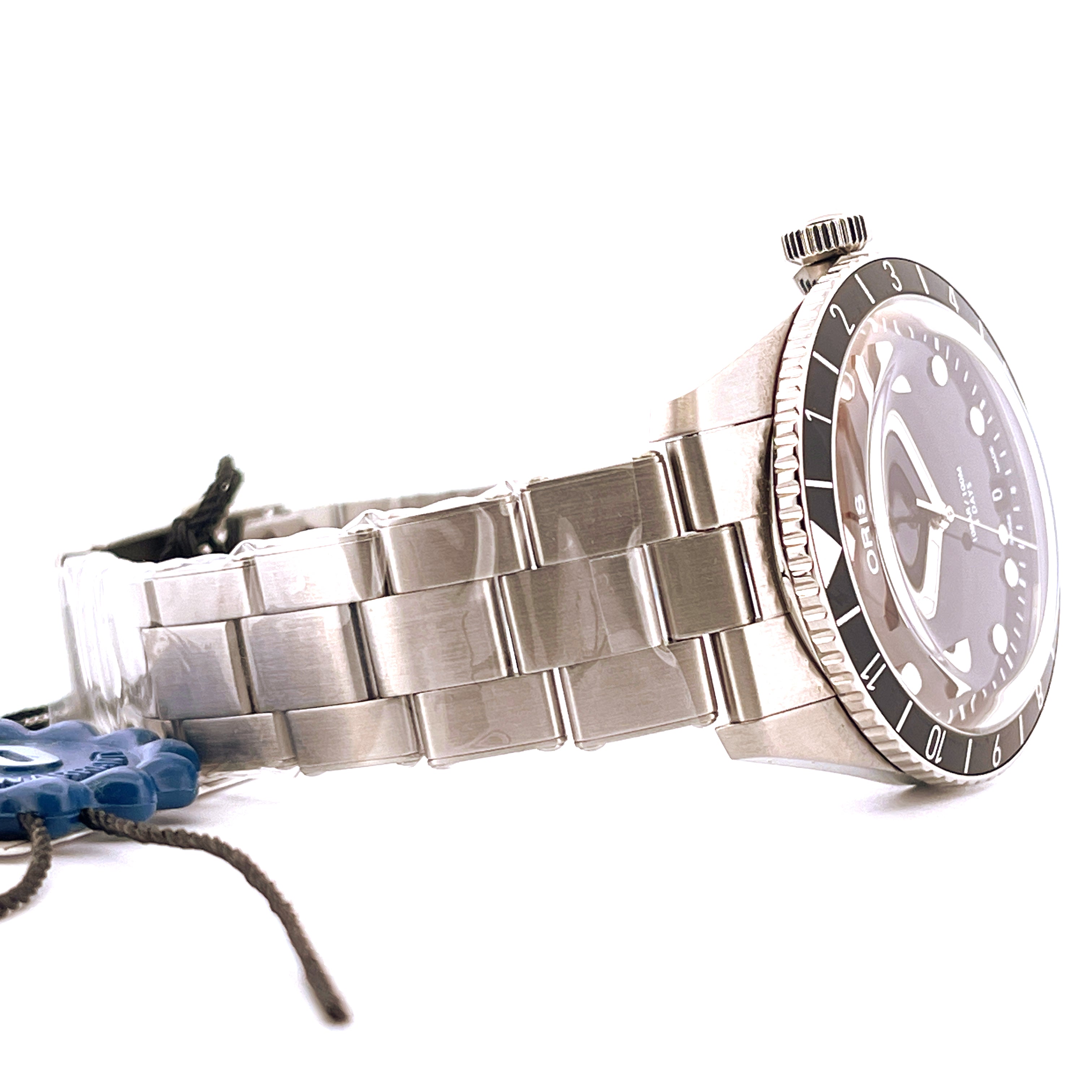 Seitenansicht der neuen Oris Divers Sixty-five 12h Calibre 400 aus Edelstahl mit schwarzem Zifferblatt