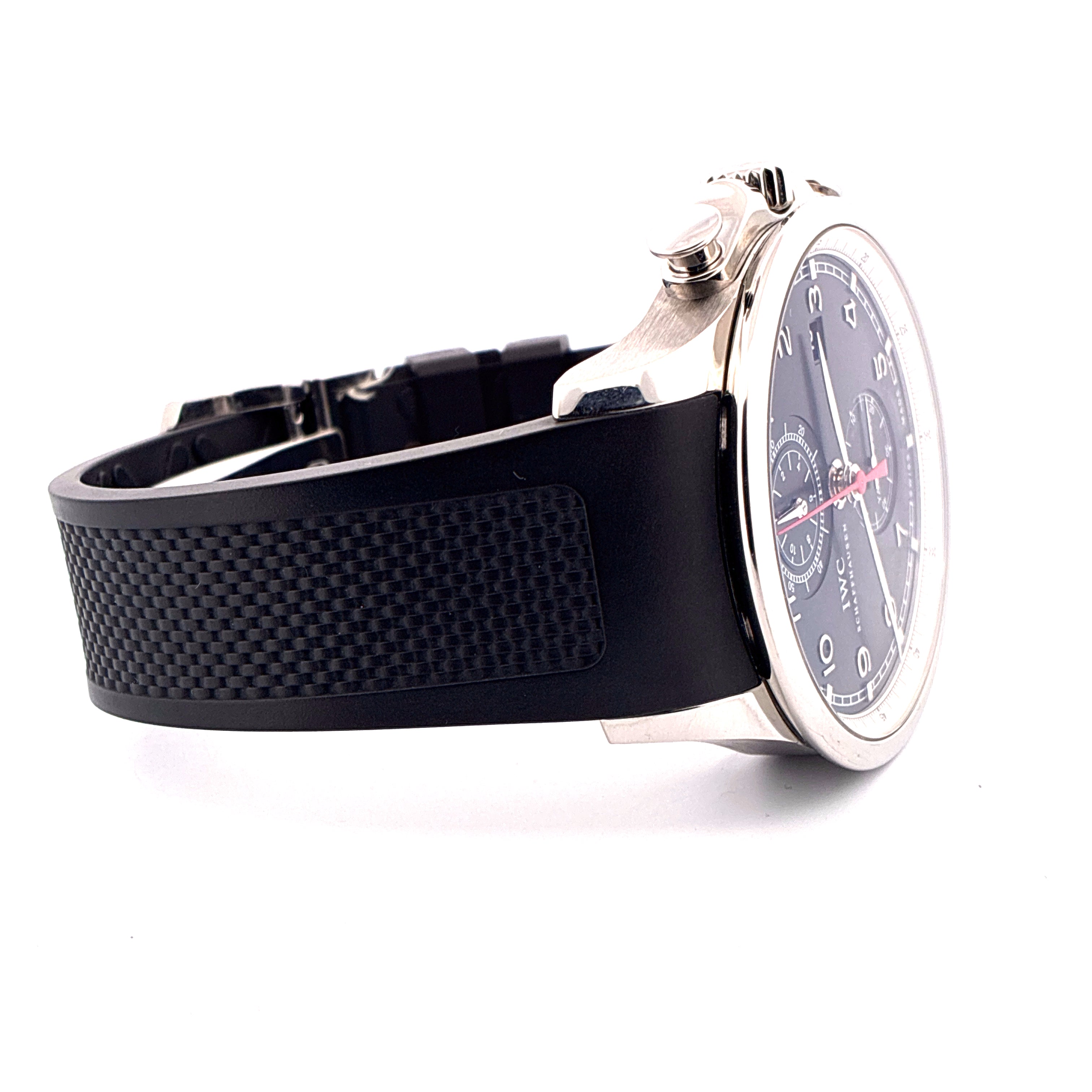 Seitenansicht einer IWC Portuguese Yacht Club Chronograph mit schwarzem Kautschukband und silbernem Gehäuse