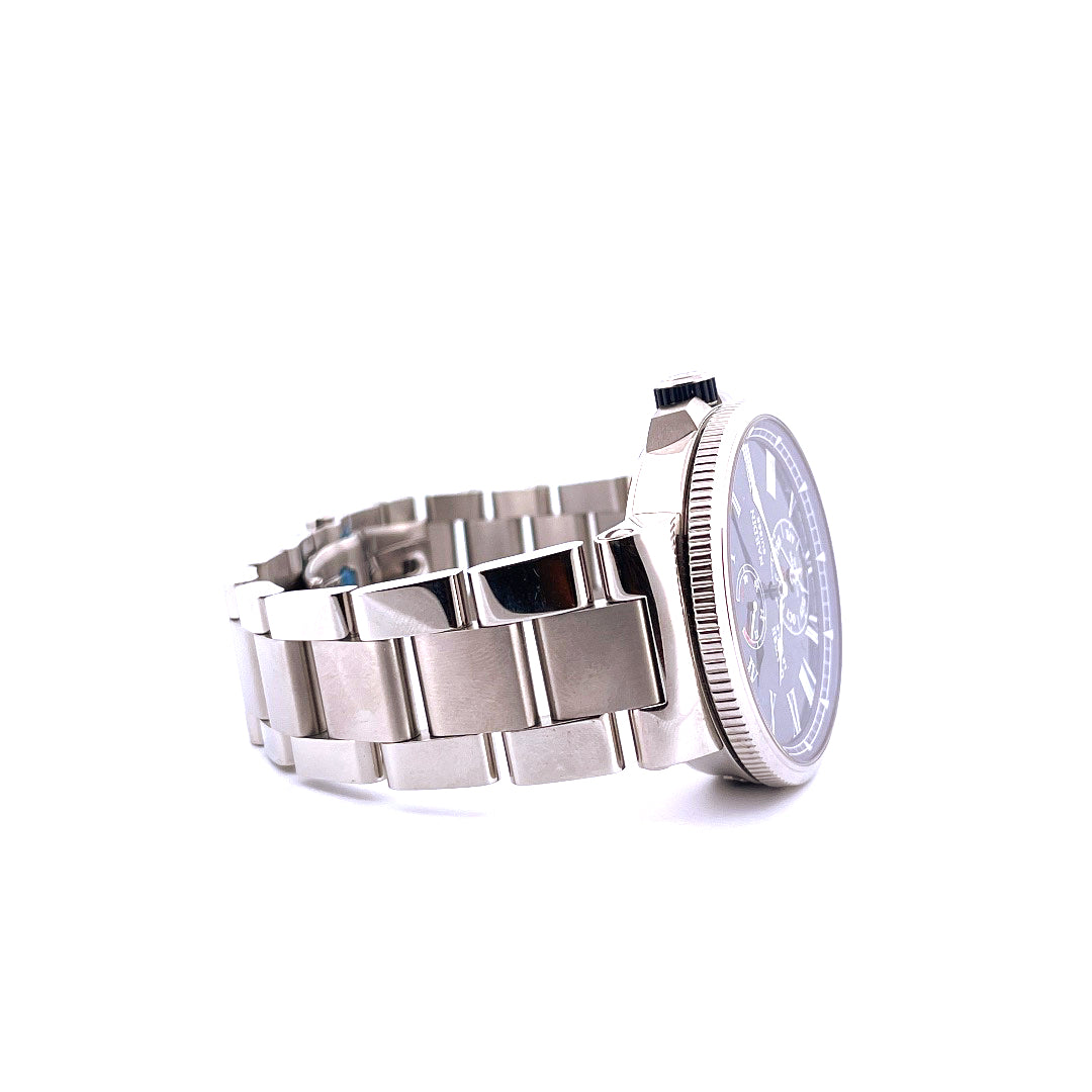 Ulysse Nardin Marine Chronometer Annual Calendar aus Stahl im Seitenprofil auf weißem Hintergrund