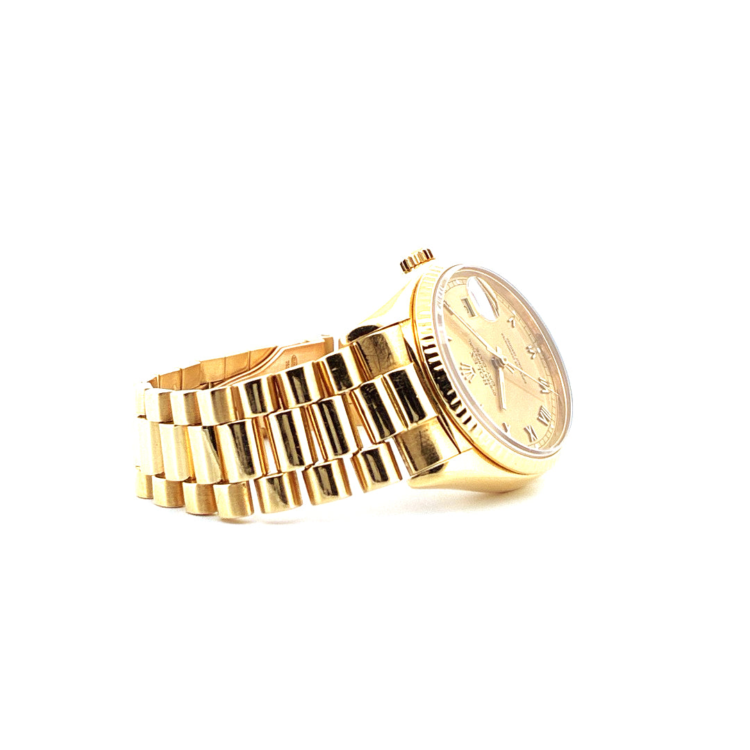 Rolex Day-Date 36mm aus Gelbgold, Seitenansicht auf weißem Hintergrund, mit Jubilée-Armband