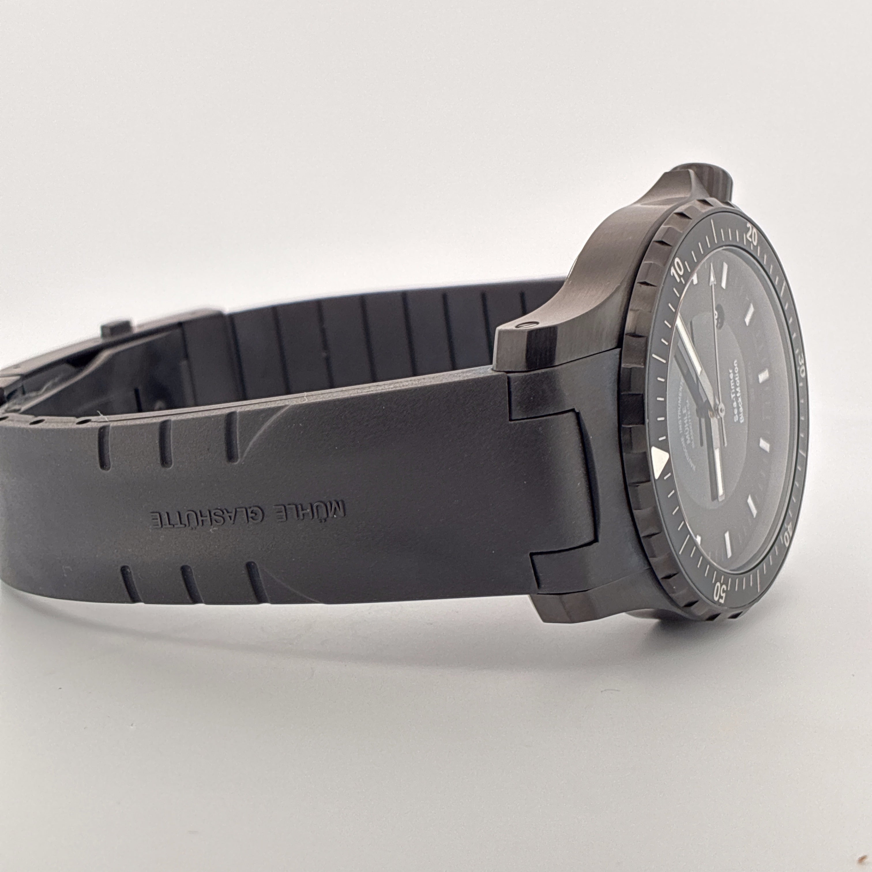 Mühle Glashütte Sea-timer Blackmotion auf schwarzem Kautschukband im Profil auf weißem Hintergrund