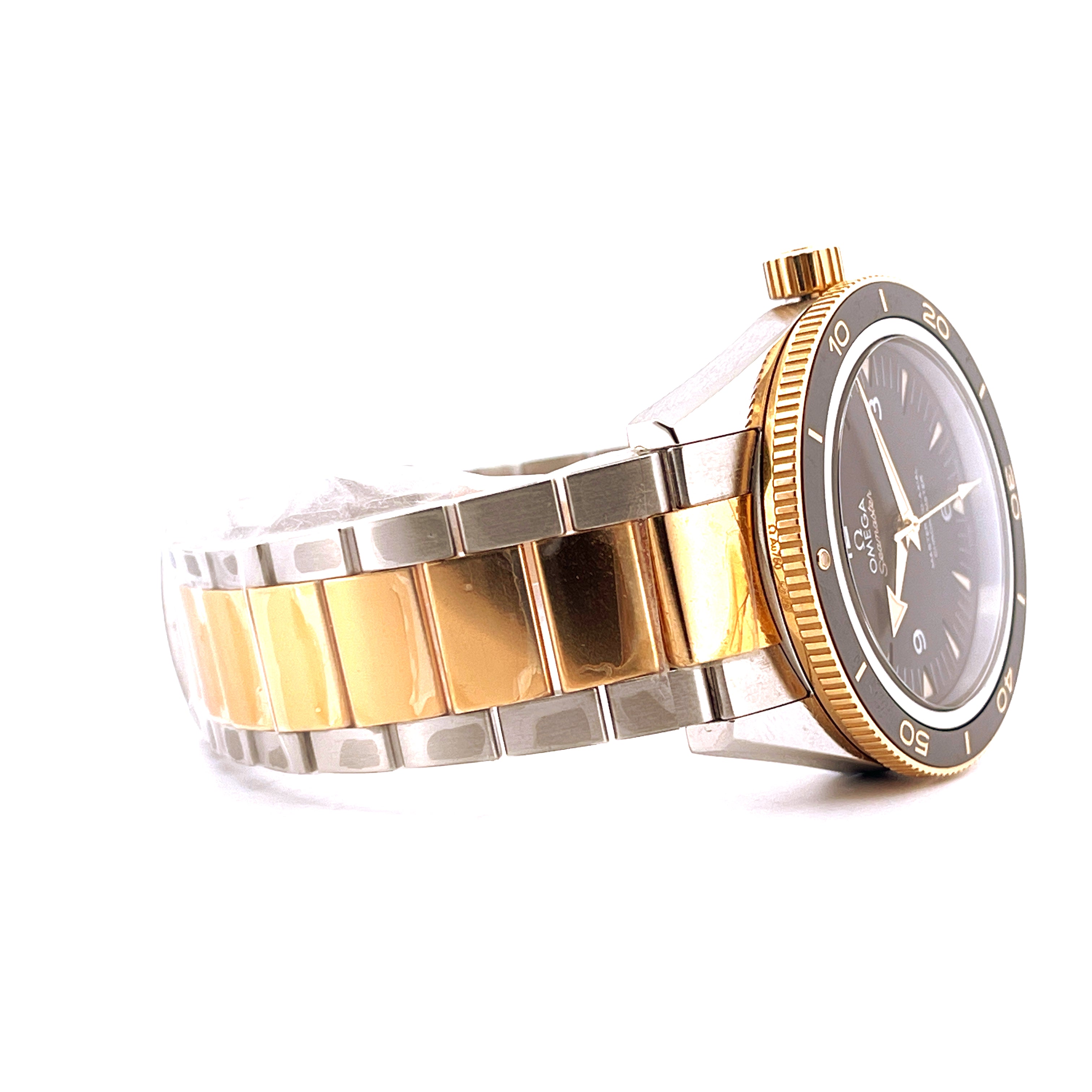 Omega Seamaster 300 Co-Axial Bicolor von der Seite auf weißem Hintergrund
