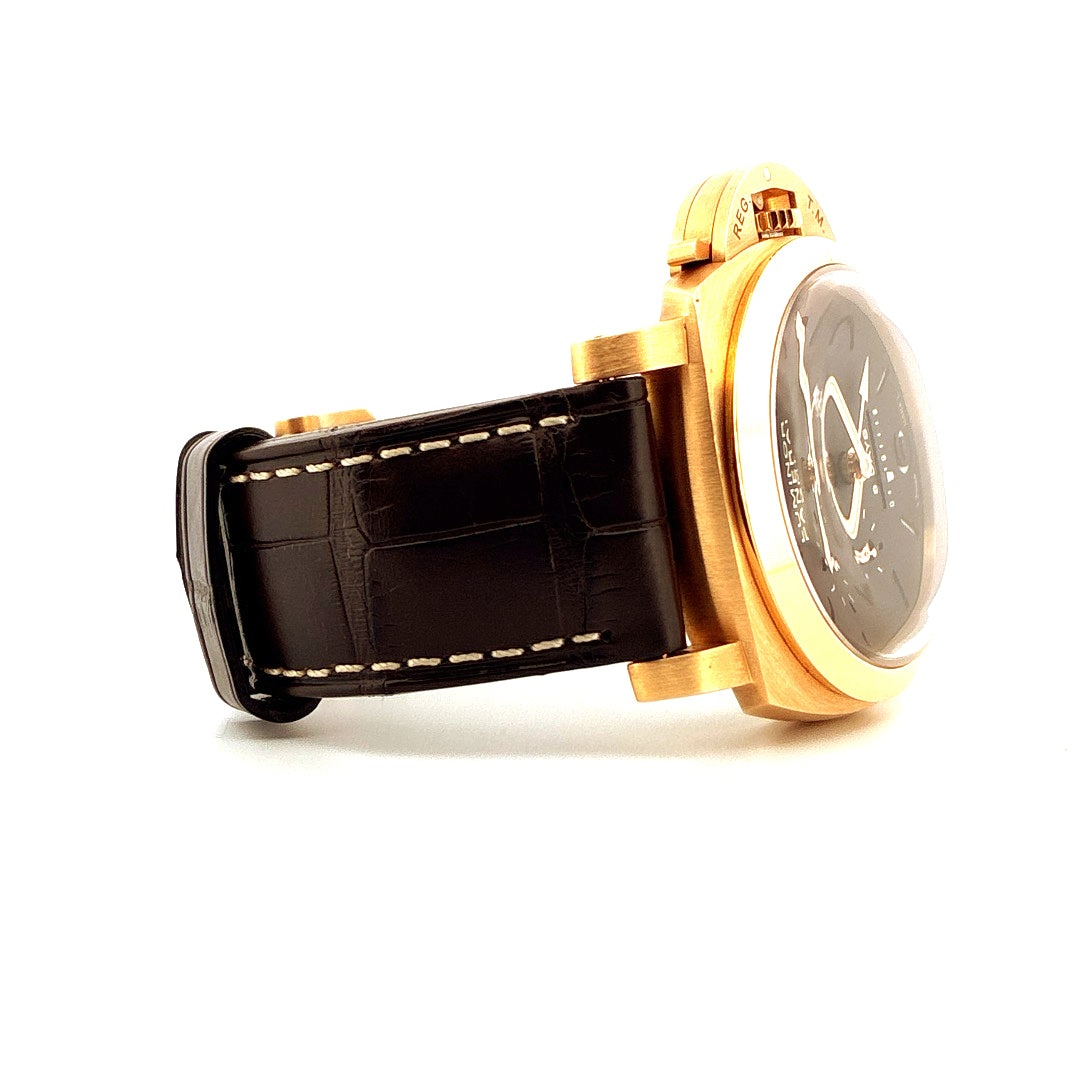 Seitenansicht einer goldenen Panerai Luminor 1950 8 Days GMT Pam 289 Uhr mit schwarzem Lederarmband
