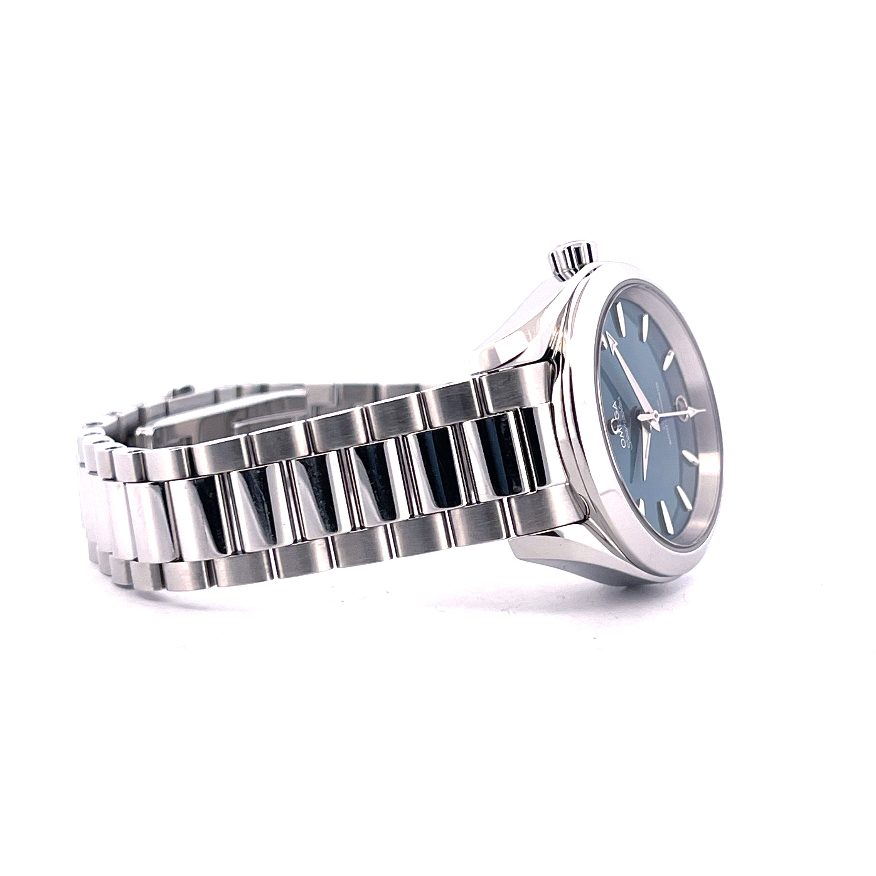 Omega Seamaster Aqua Terra 34 mm Stahl mit blauem Zifferblatt und Stahlarmband von der Seite auf weissem Hintergrund