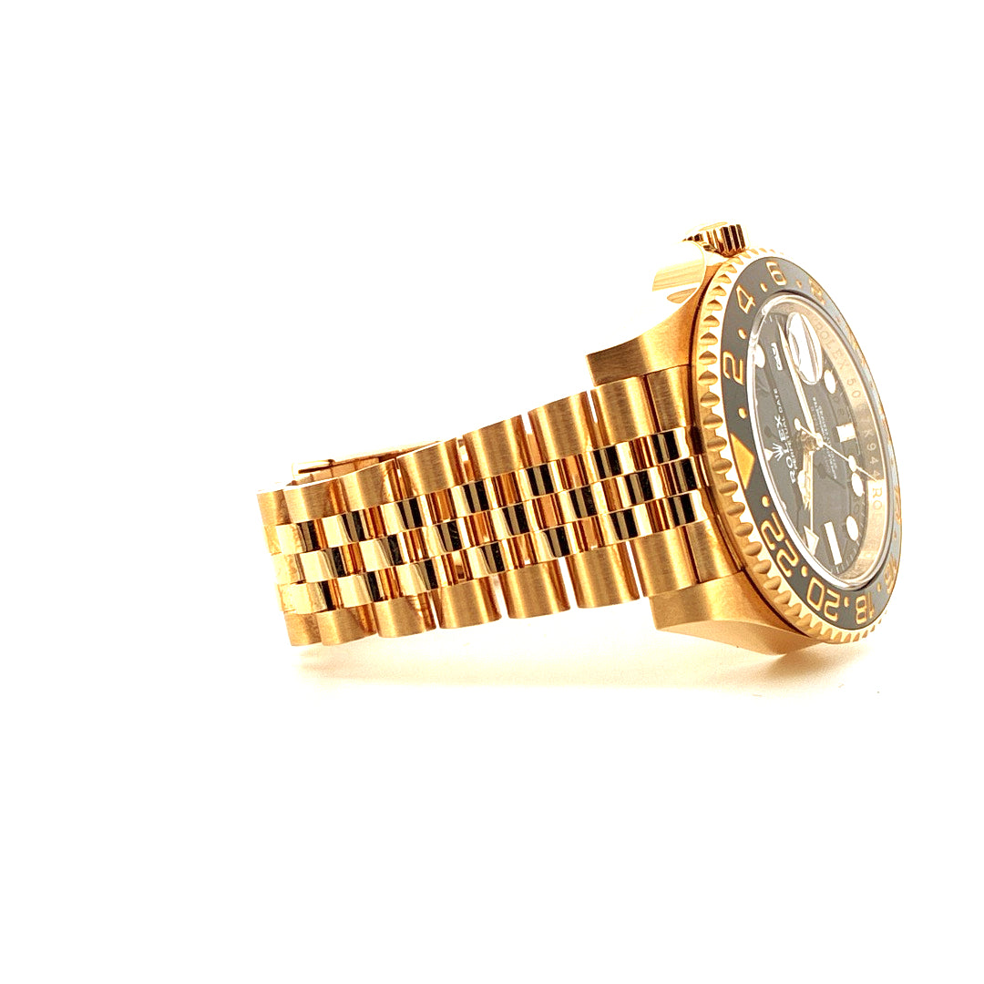 Rolex GMT-Master II 126718GRNR Gelbgold im Seitenprofil auf weißem Hintergrund mit Fokus auf das polierte Jubilee-Armband