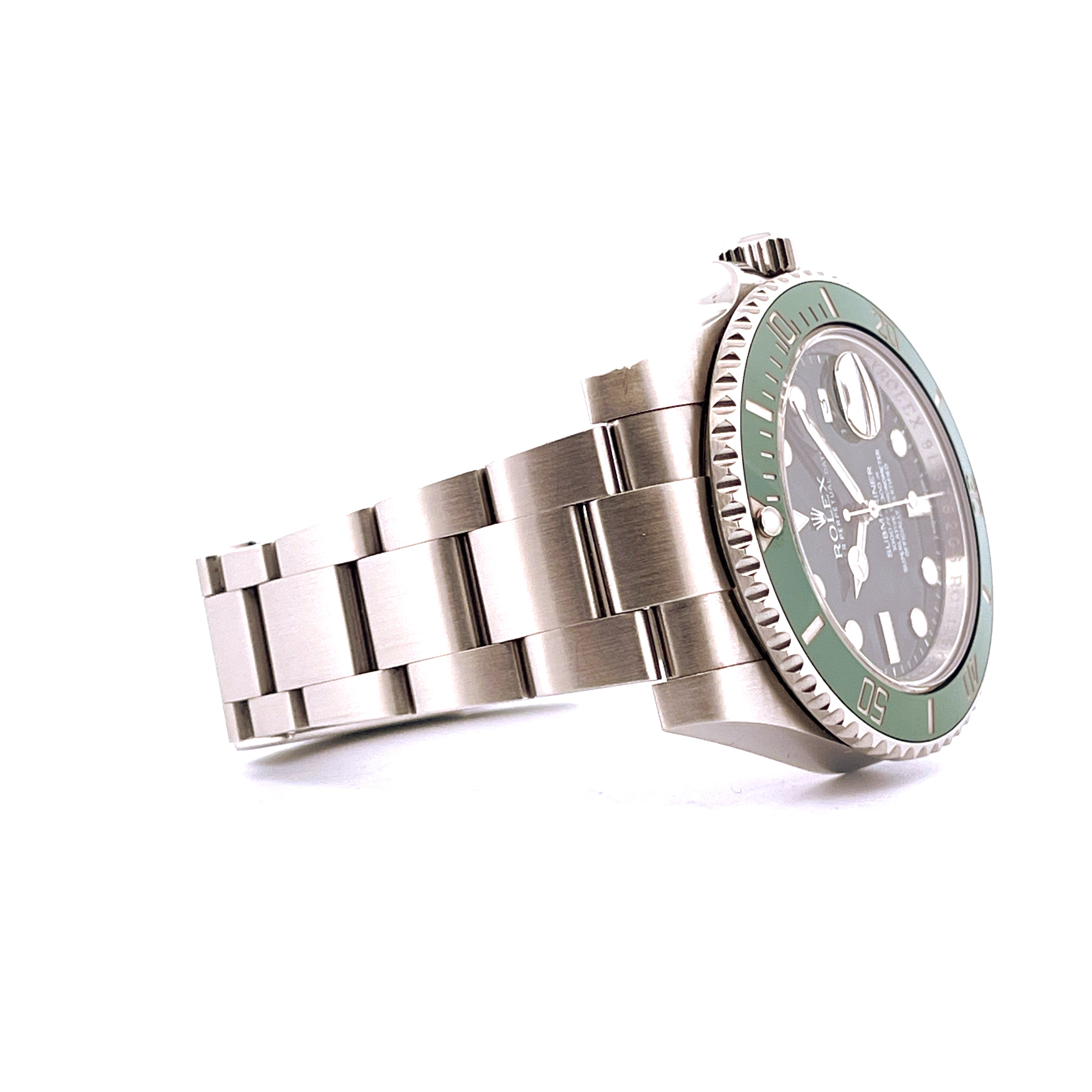 Rolex Submariner Date Hulk aus Stahl, seitliche Ansicht des silbernen Armbands und des grünen Zifferblatts auf weißem Hint…