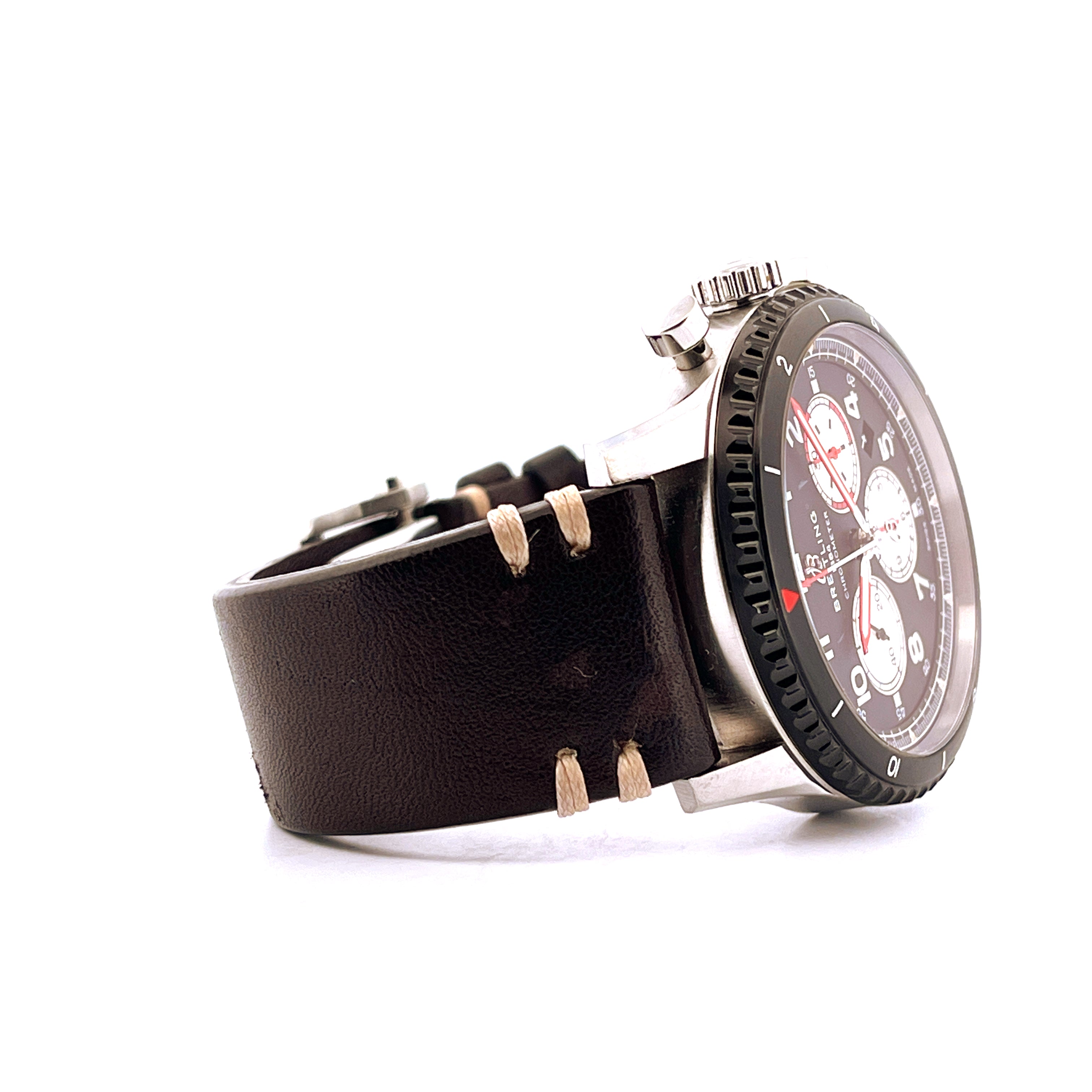 Breitling Aviator 8 B01 Chronograph 43 Mosquito 2019 Stahl mit braunem Lederarmband im Profil auf weißem Hintergrund